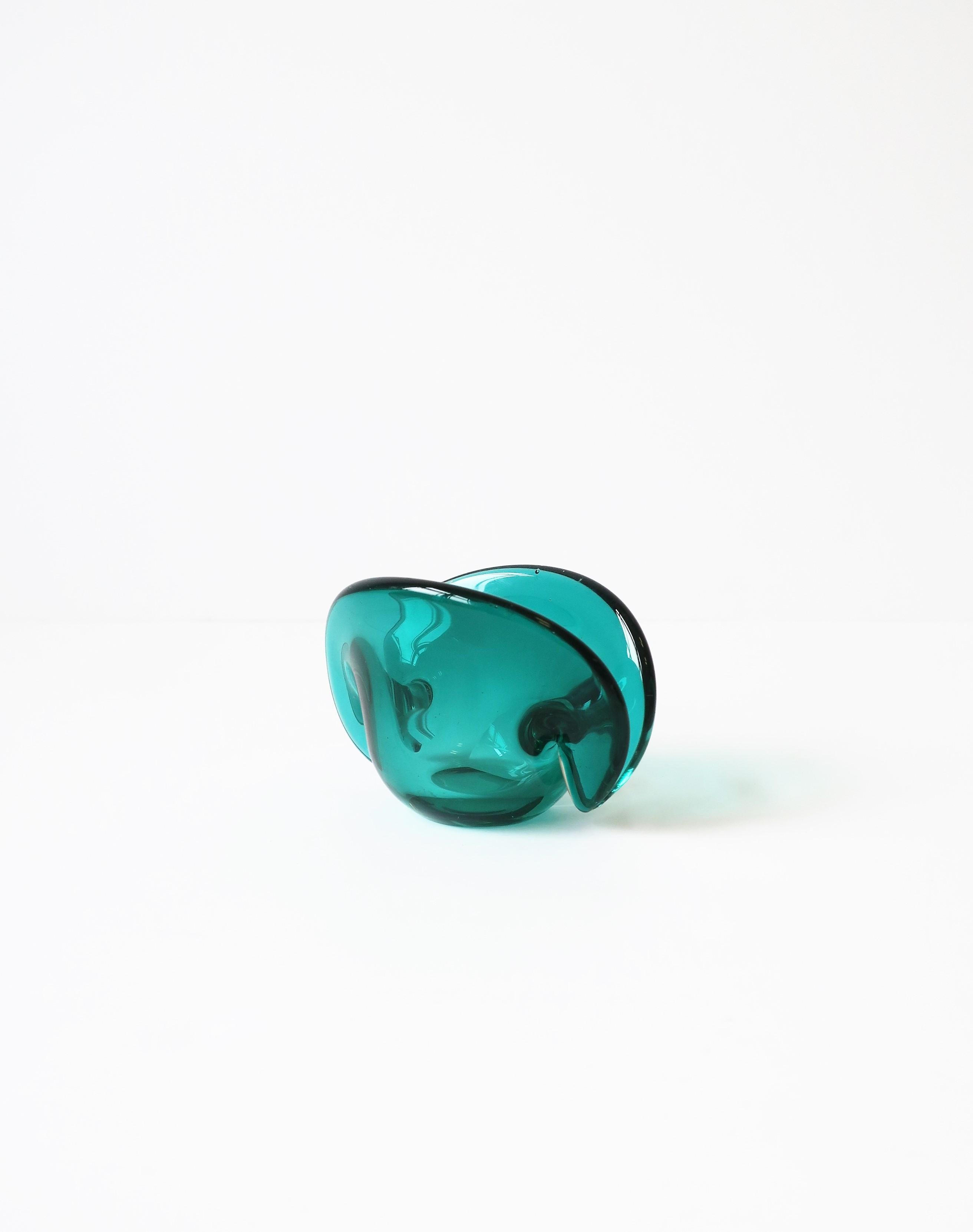 Mid-Century Modern Italian Murano Emerald Green Art Glass Seashell Jewelry Dish, Small For Sale