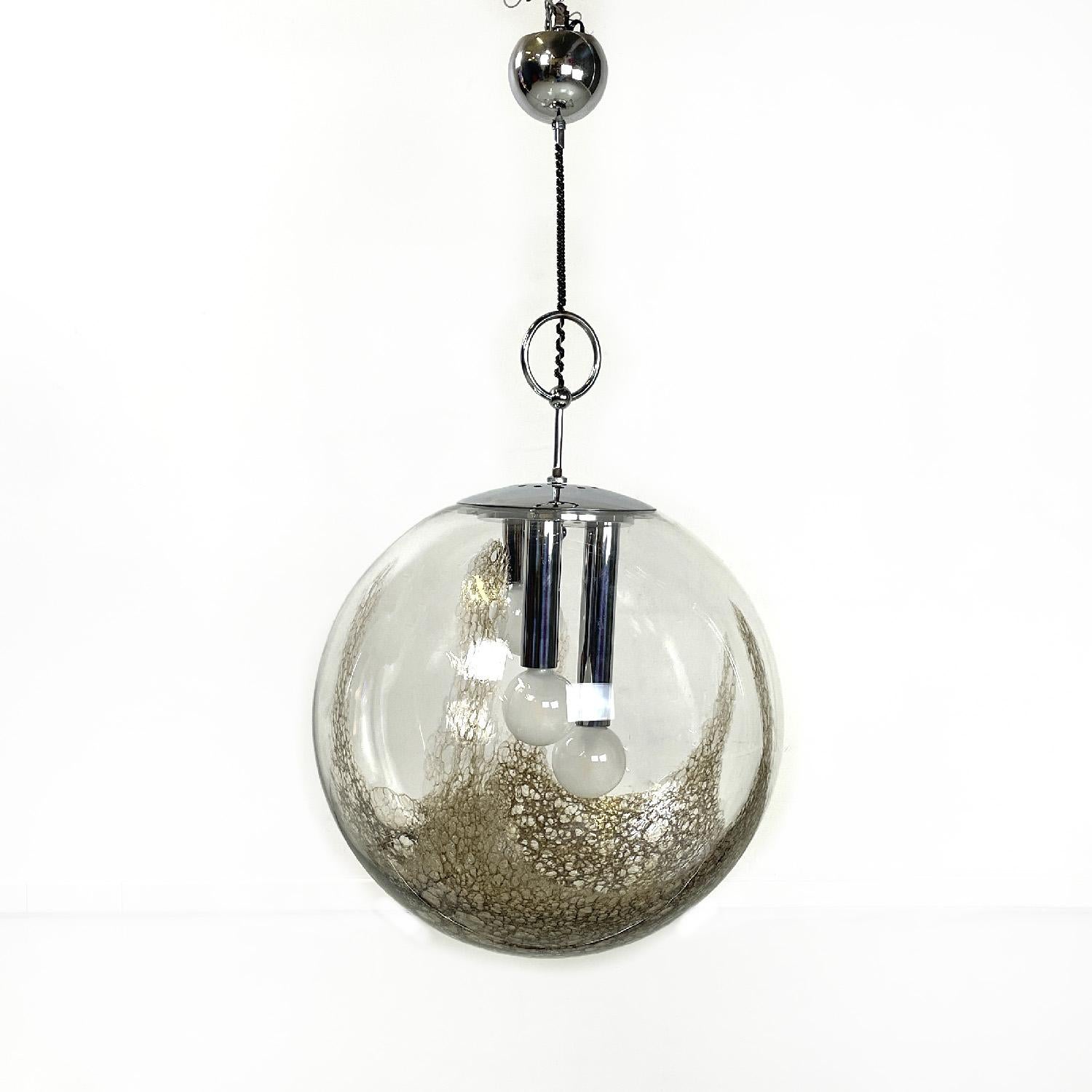 Italian modern Murano glass and chromed steel chandelier by La Murrina, 1970s
Suspension chandelier with globe diffuser in Murano pulegoso glass. In the lower part the globe has a decoration given by a bubble effect on the glass, which transforms
