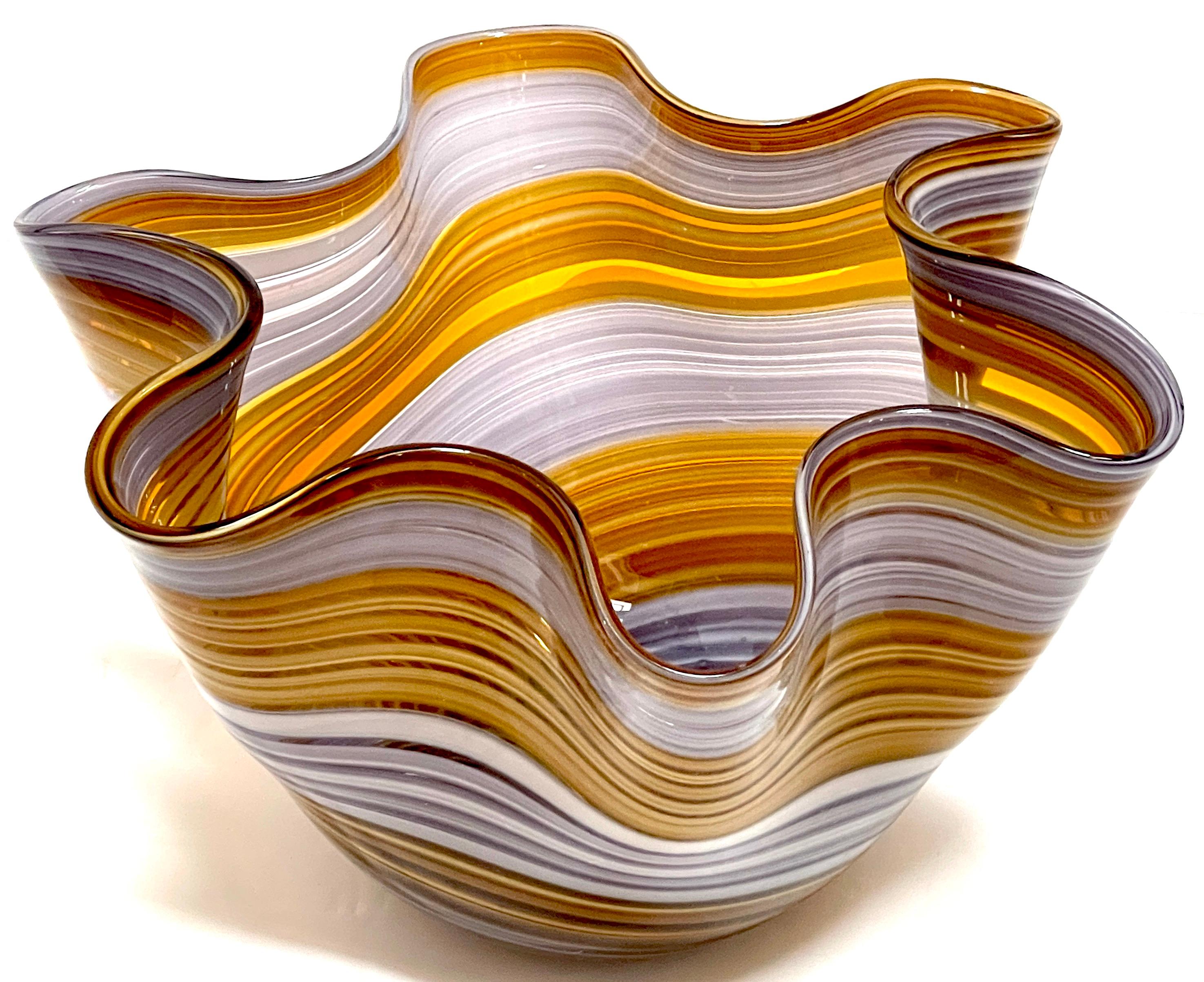 Italienische Modern Murano Glas 'Taschentuch' Schale in Erdtönen (Muranoglas) im Angebot