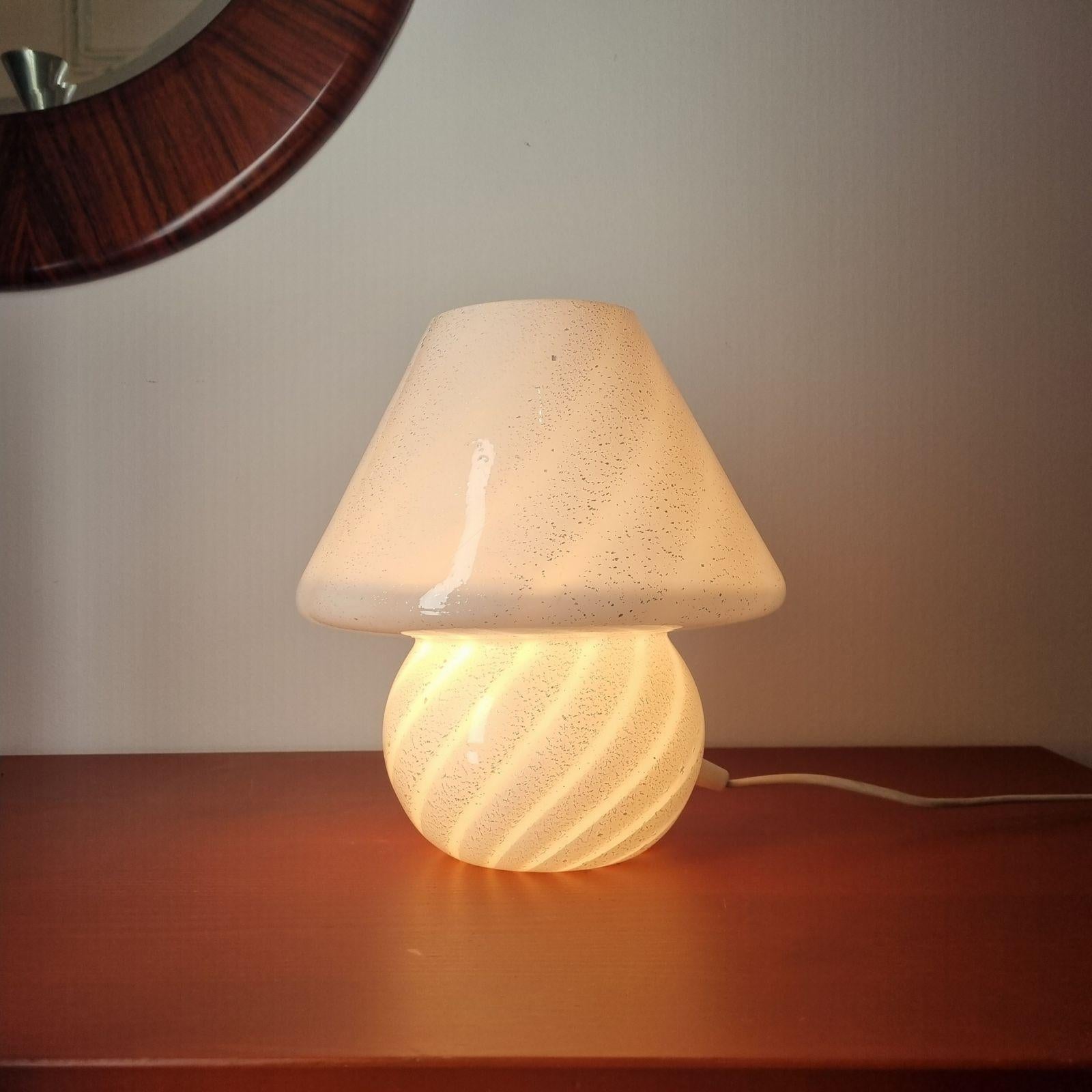 Italian modern white Murano glass Mushroom  table or night lamp. Made in Italy in the 70s.
In very good vintage condition, working perfectly.

Dimensions:
h 26cm
d 24cm