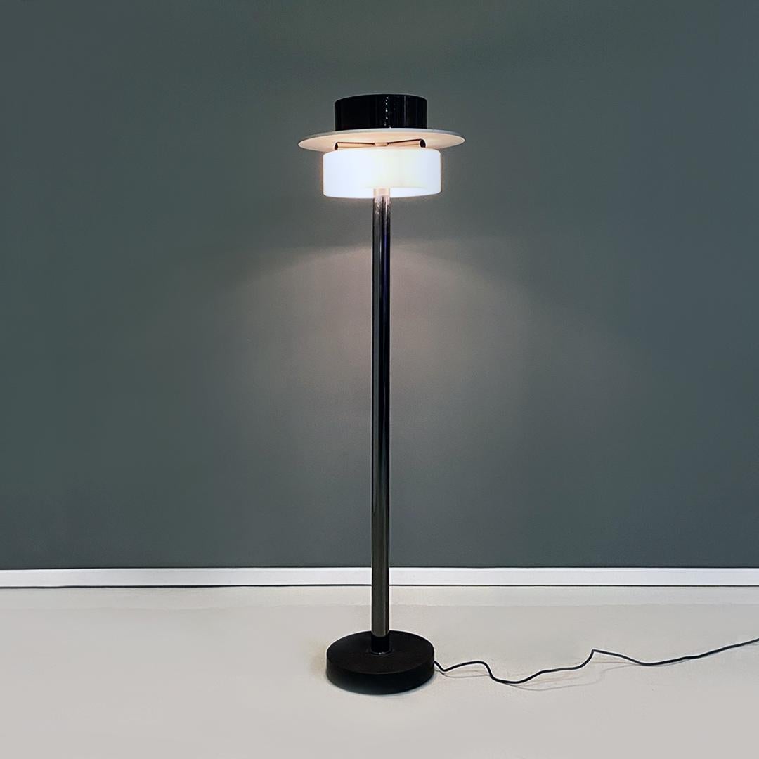 Italian modern steel, marble and Murano glass Ratrih floor lamp by Ettore Sottsass for Venini in 1994.
Ratrih model floor lamp, with round marble base, central stem with round section in chromed steel and Murano glass diffuser, white below and