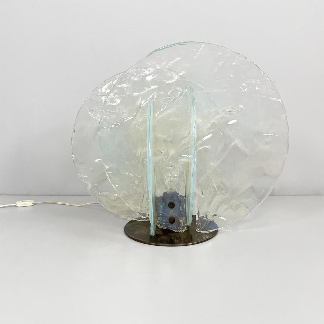 Lámpara de sobremesa italiana moderna de cristal de Murano 335 de Carlo Nason para Mazzega, años 70
Lámpara de sobremesa modelo 335 con base de cobre cepillado. El marco está compuesto por discos de cristal de Murano perfectamente combinados. Las