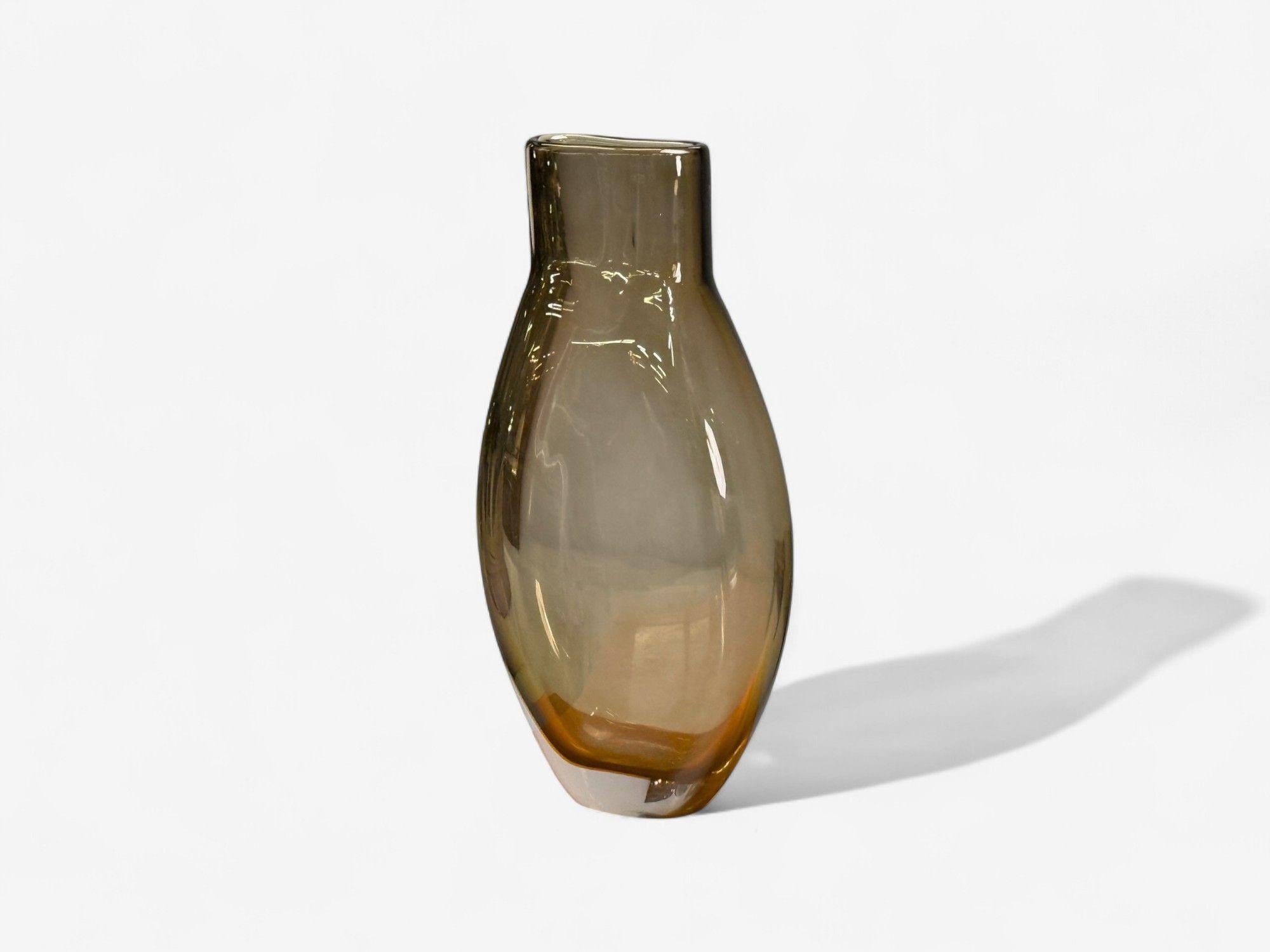 Jarrón de sobremesa italiano de mediados de siglo, de cristal de Murano marrón, Italia, años 60

Un jarrón de sobremesa moderno, orgánico y único, diseñado y fabricado en la segunda mitad del siglo XX en Italia.

Cristal de Murano, Italia c.