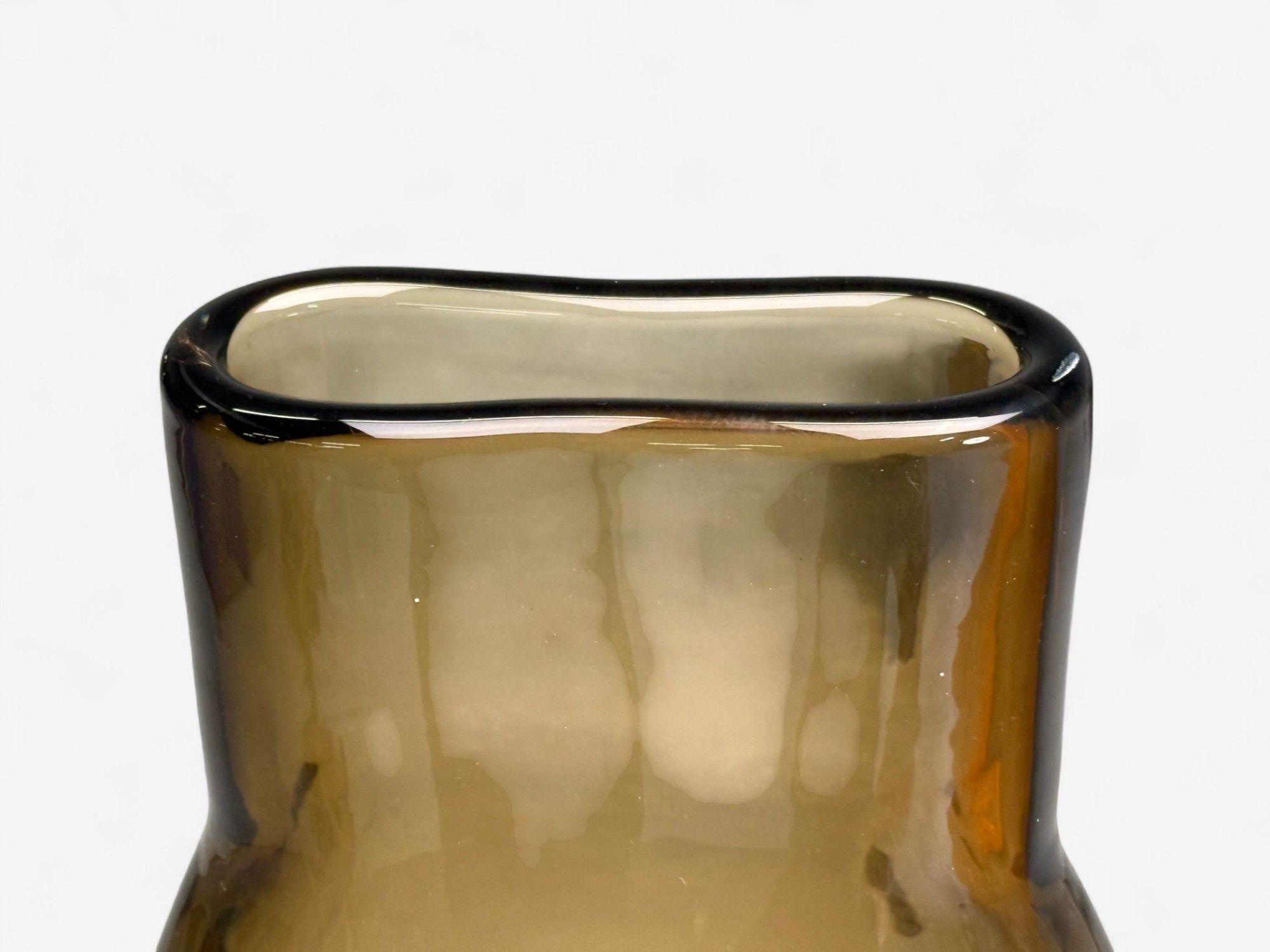 Moderno italiano, cristal de Murano, jarrón de sobremesa, Italia, años 60 en Bueno estado para la venta en Manhasset, NY