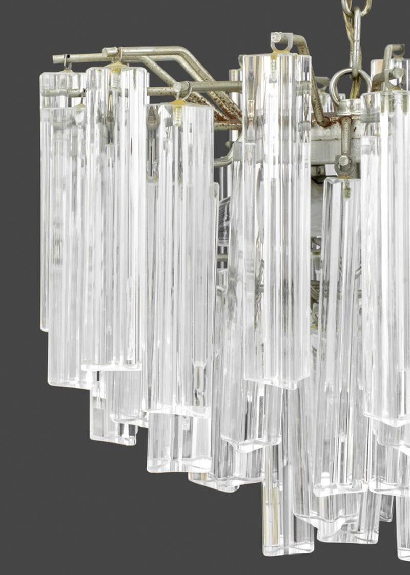 Italienischer moderner Murano Glas Triedri Kronleuchter, mehrere Etagen von dreieckigen Prismen. 16