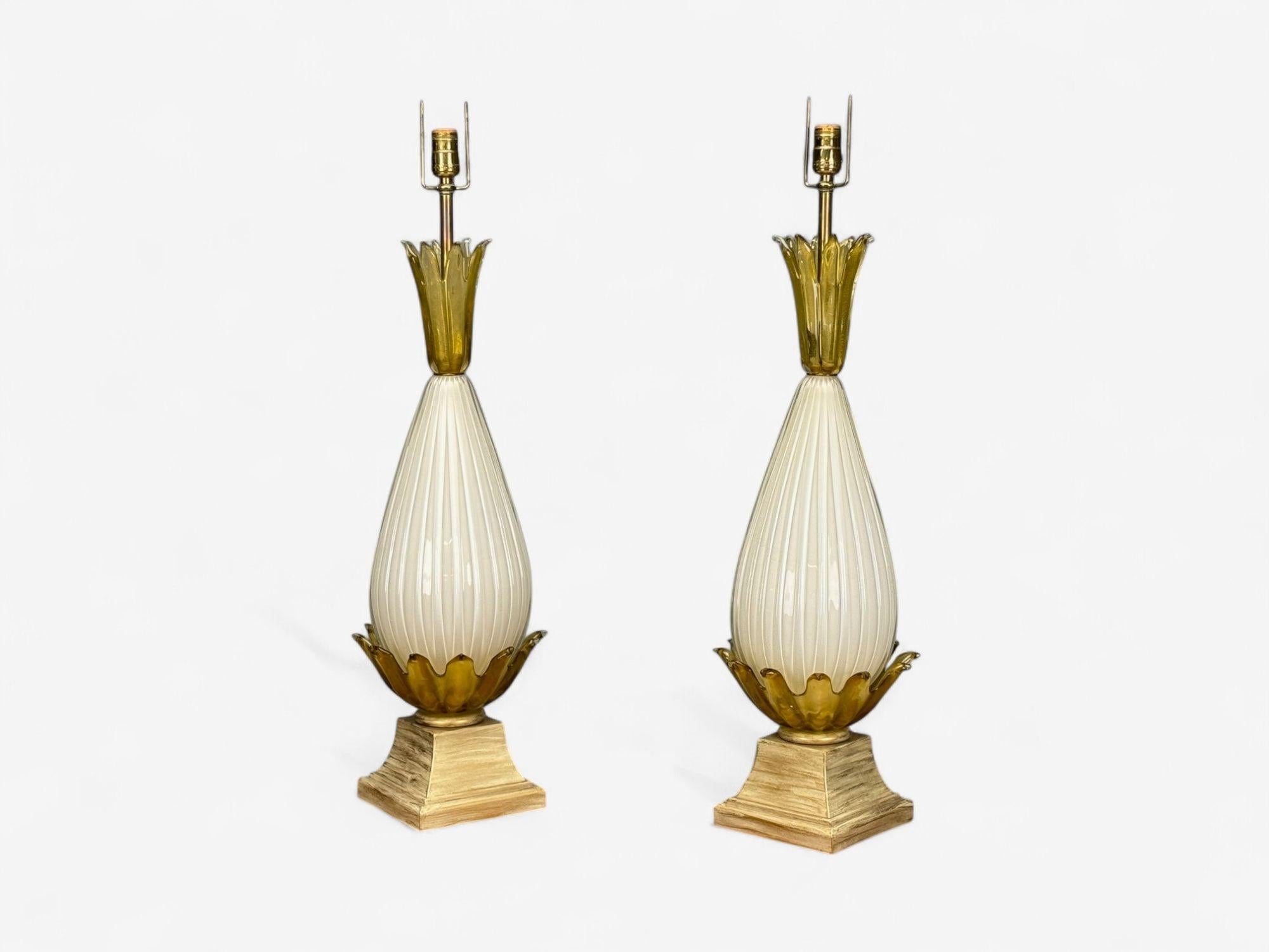 Estilo Paolo Buffa, moderno italiano de mediados de siglo, cristal de Murano, madera, lámparas de mesa grandes, Italia, años 40

Un par de lámparas de mesa muy decorativas y escultóricas diseñadas y producidas en Italia hacia la década de 1940. Cada
