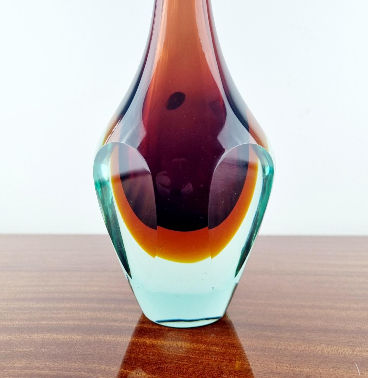 Rara vasse de cristal de murano sommerso de la época de los 70.
Diseñado por Flavio Poli.

En excelente estado.

Dimensiones:
H 31 cm
D 12 cm
Agujero 0,8 cm