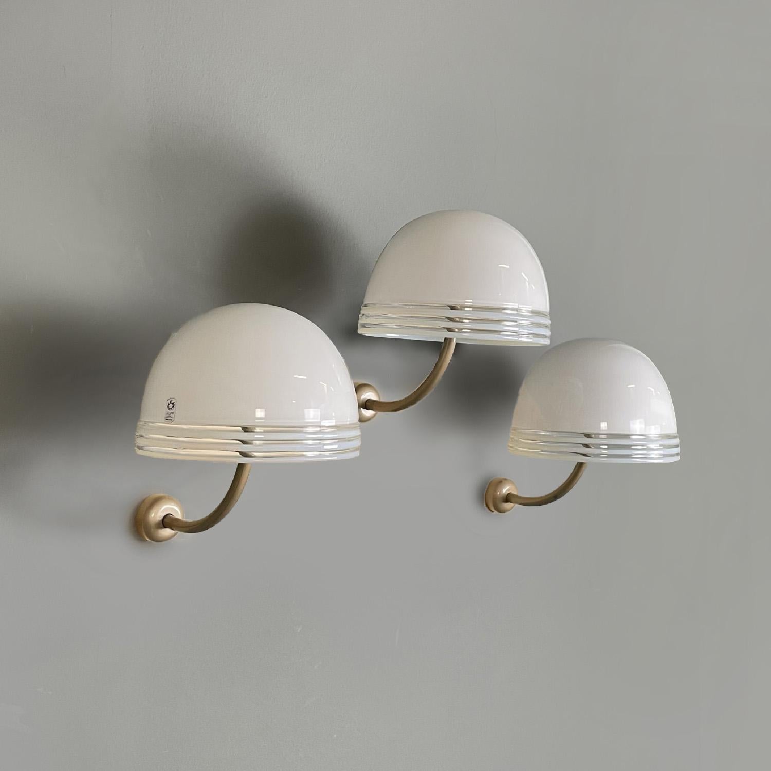 Italian modern Murano white glass and golden metal appliques by Leucos, 1980s

Set of three round base appliques. The diffuser is a hemisphere in white Murano glass, at the edges there are three decorative lines in transparent glass. The support