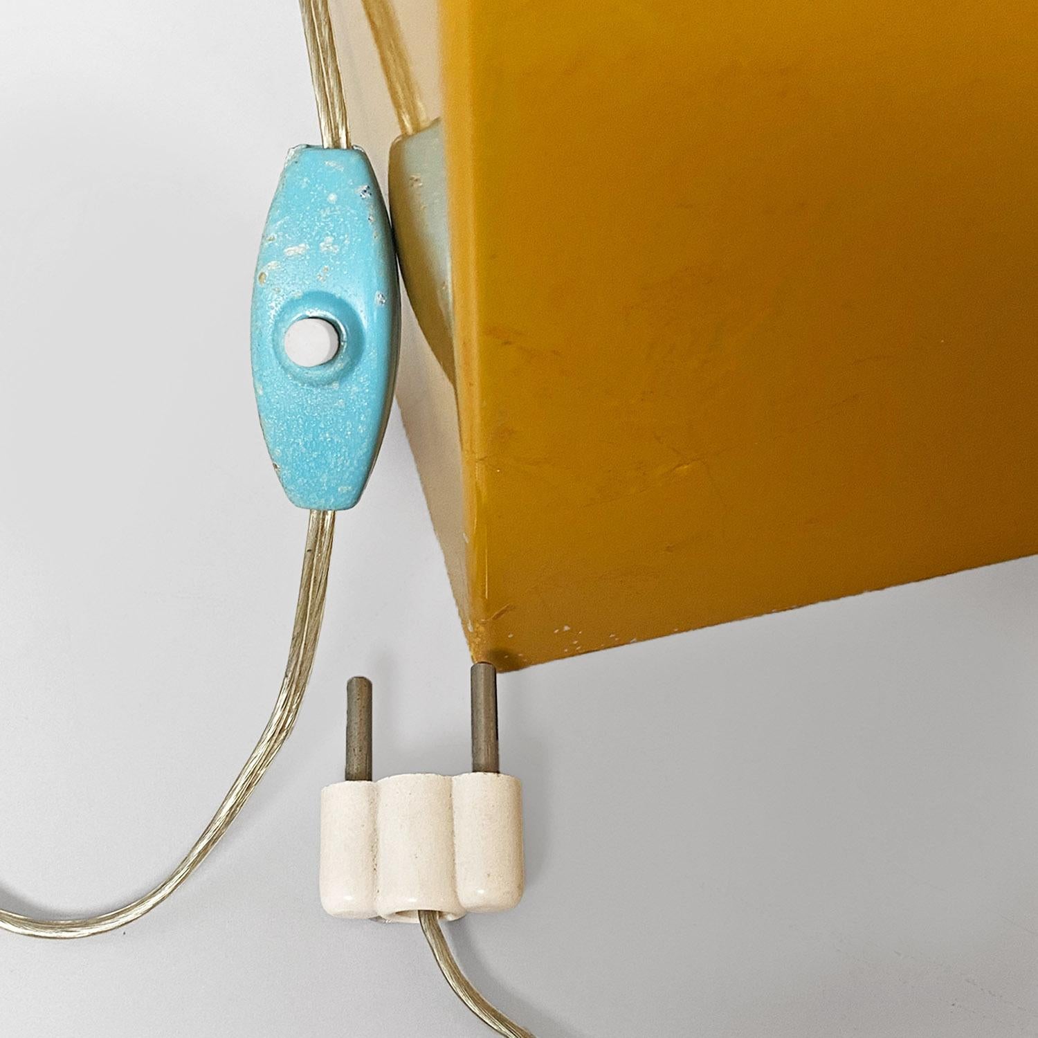 Lampada da tavolo moderna italiana in lamiera bianca e giallo senape, anni '70 3