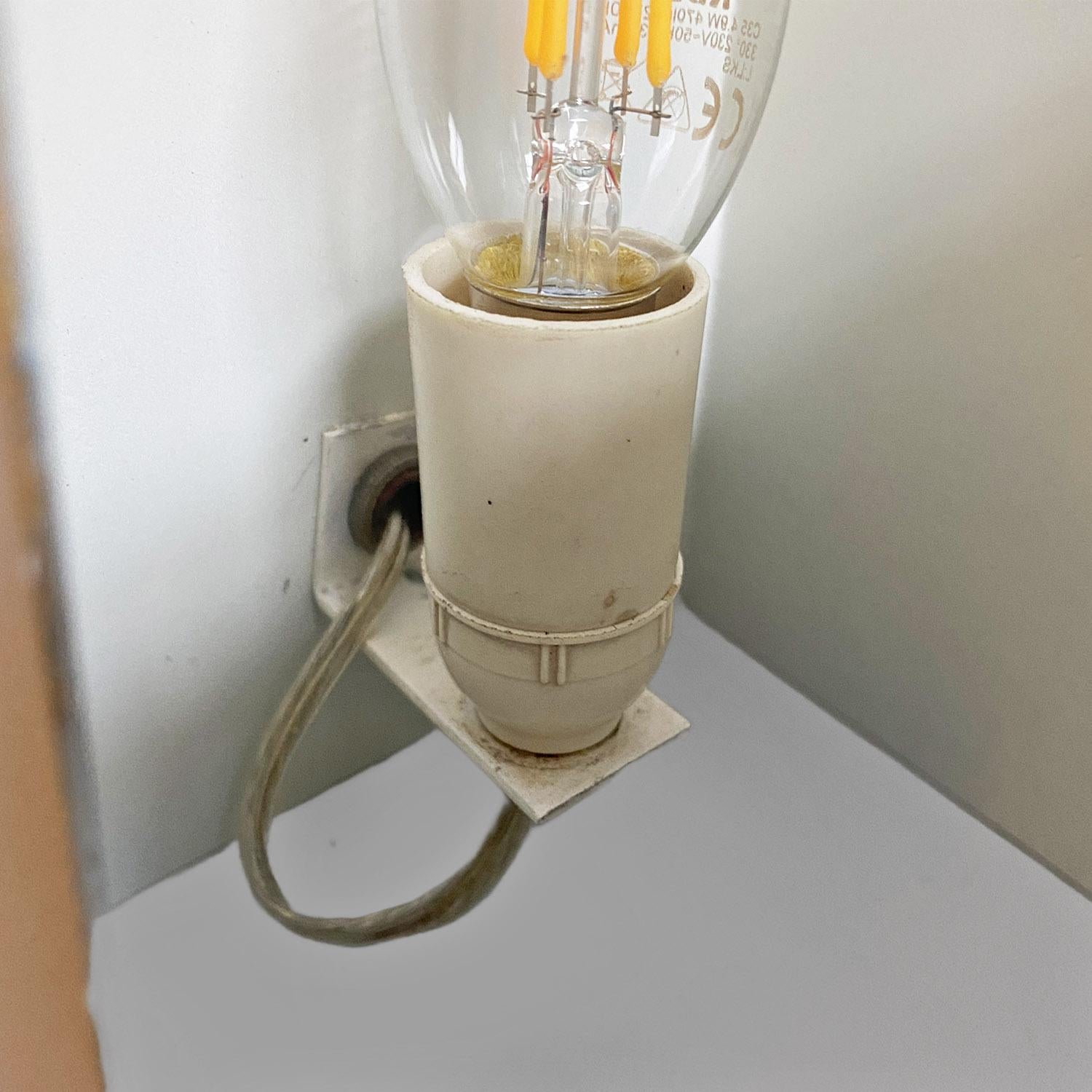 Lampada da tavolo moderna italiana in lamiera bianca e giallo senape, anni '70 4