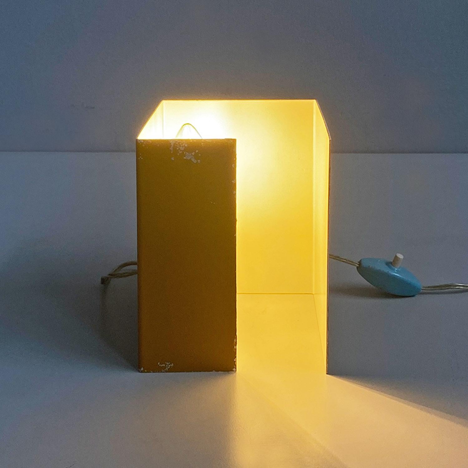 Lampada da tavolo moderna italiana in lamiera bianca e giallo senape, anni '70 5