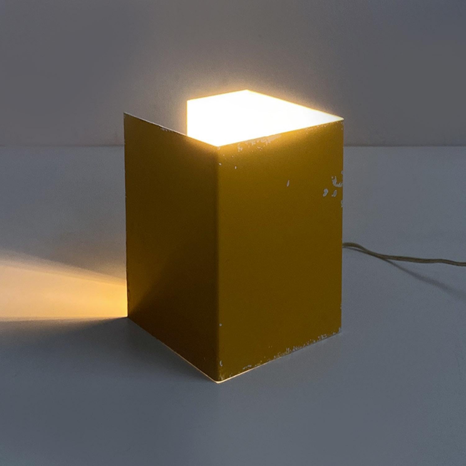 Lampada da tavolo moderna italiana in lamiera bianca e giallo senape, anni '70 6