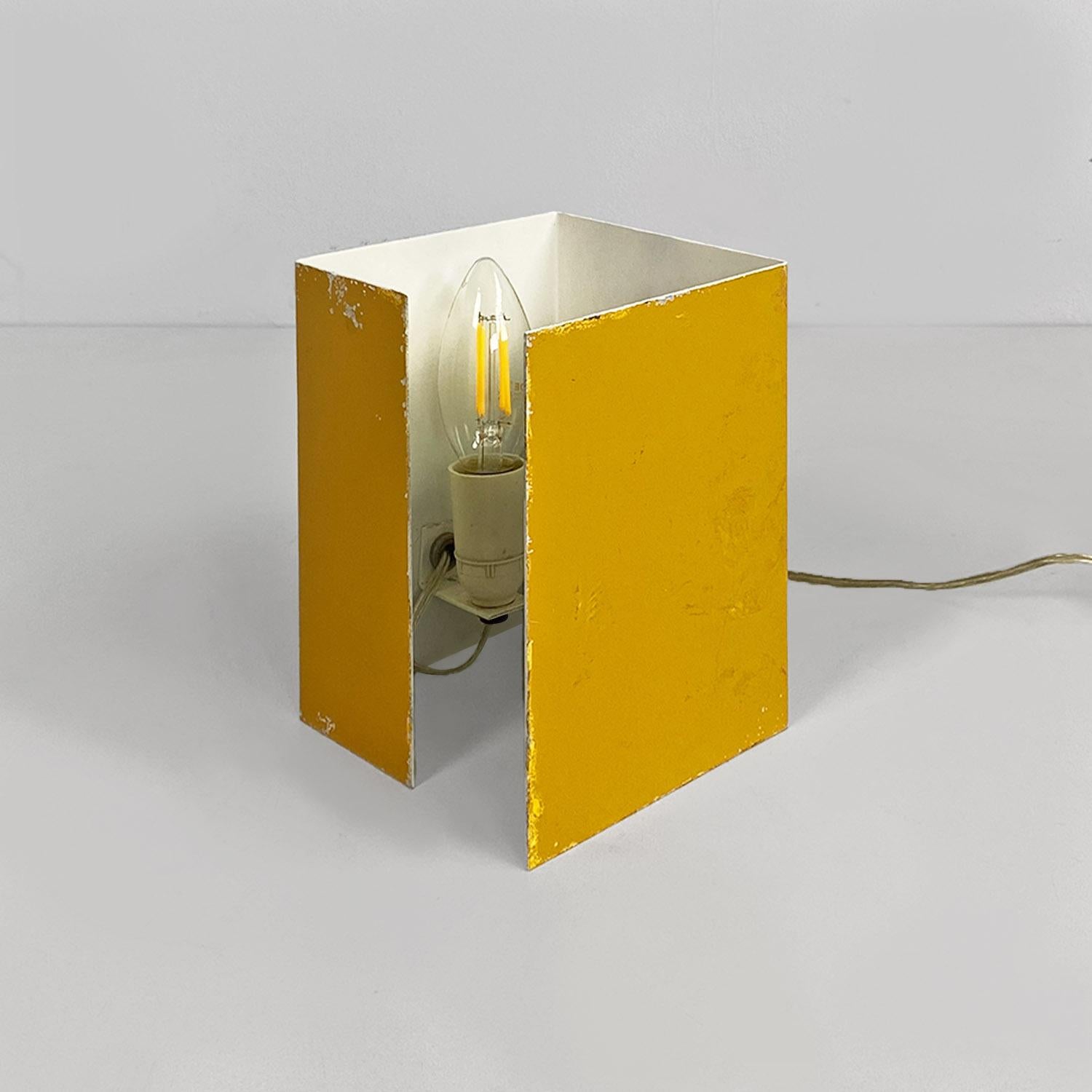 Lampada da tavolo italiana del Mid-Century Modern in lamiera giallo senape, anni '70.
Lampada da tavolo in lamiera piegata, dipinta esternamente in giallo scuro e internamente in bianco.
70's
Buone condizioni, alcuni segni di vernice scrostata ma