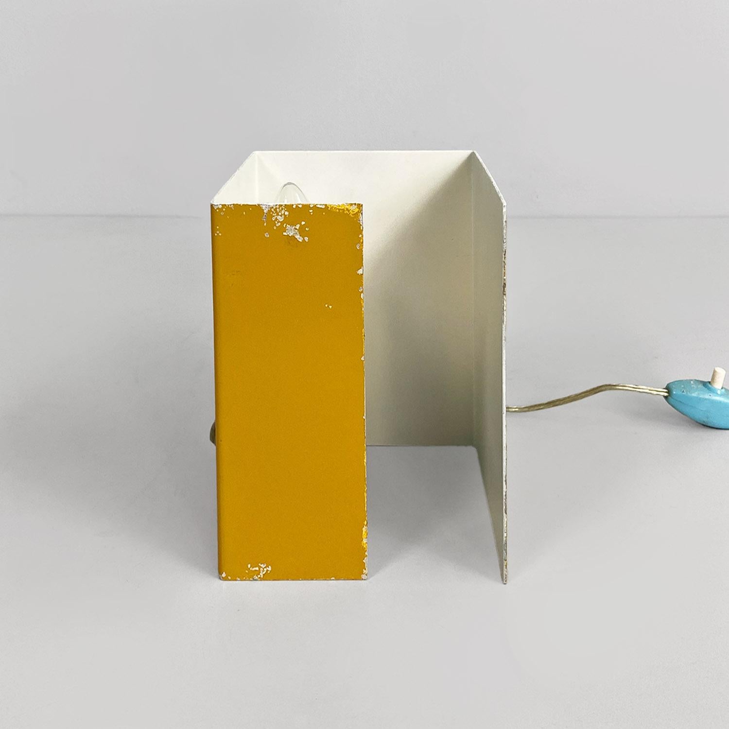 Moderno Lampada da tavolo moderna italiana in lamiera bianca e giallo senape, anni '70