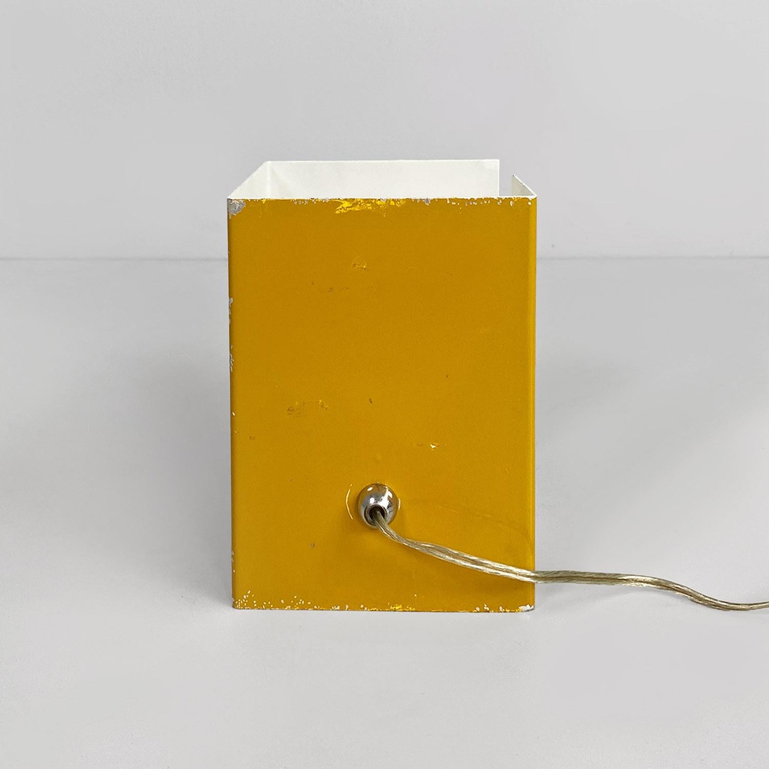 Italiano Lampada da tavolo moderna italiana in lamiera bianca e giallo senape, anni '70