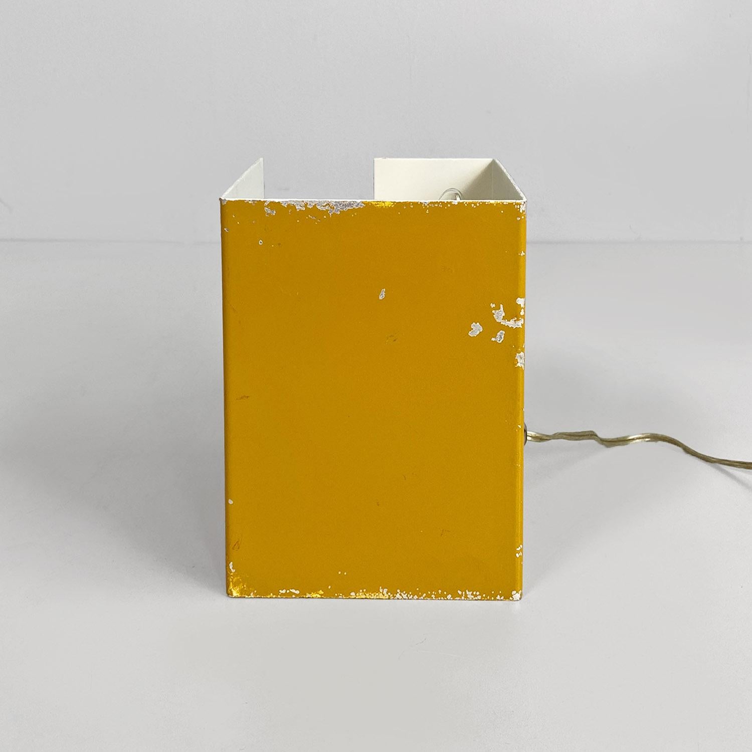 Lampada da tavolo moderna italiana in lamiera bianca e giallo senape, anni '70 In condizioni buone a MIlano, IT