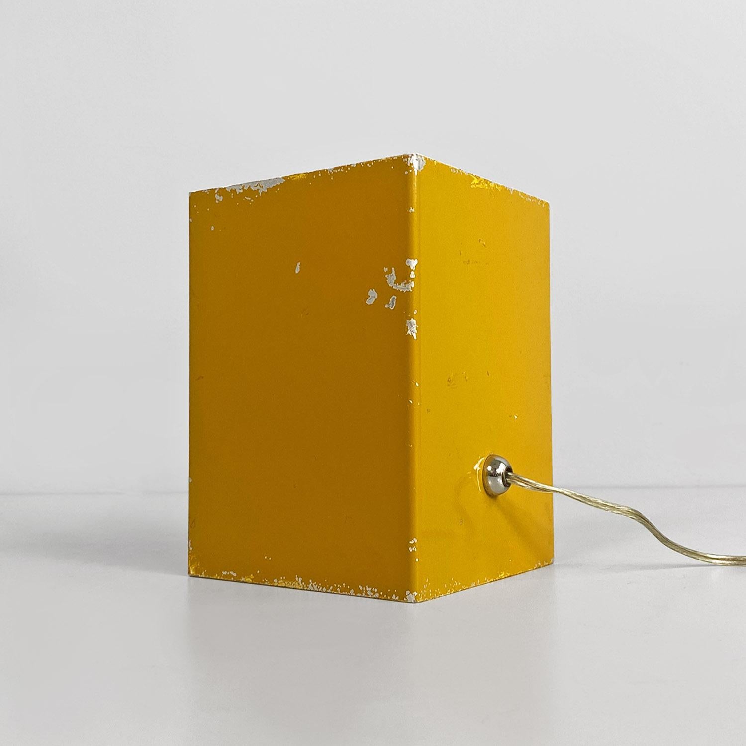 Fine XX secolo Lampada da tavolo moderna italiana in lamiera bianca e giallo senape, anni '70