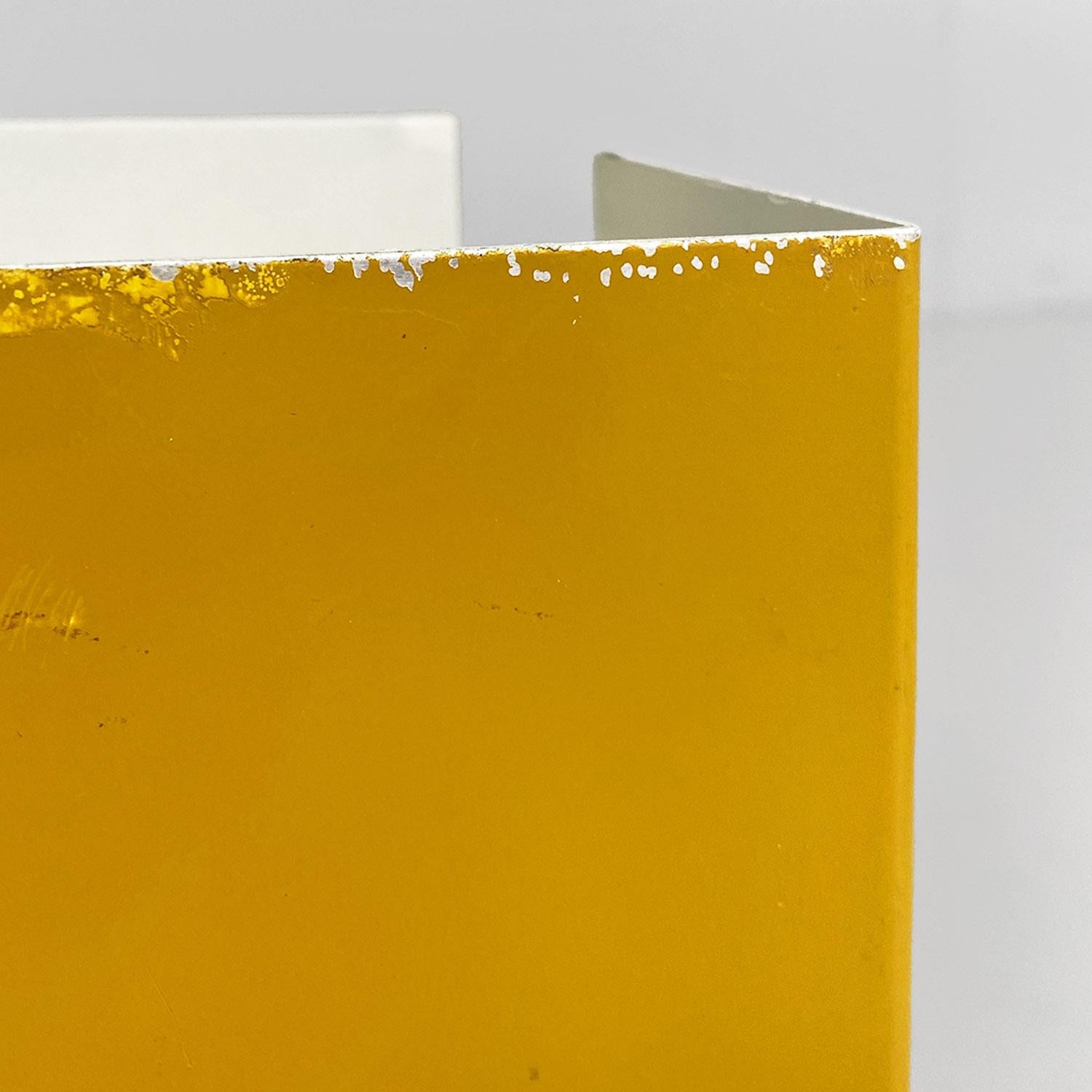 Metallo Lampada da tavolo moderna italiana in lamiera bianca e giallo senape, anni '70