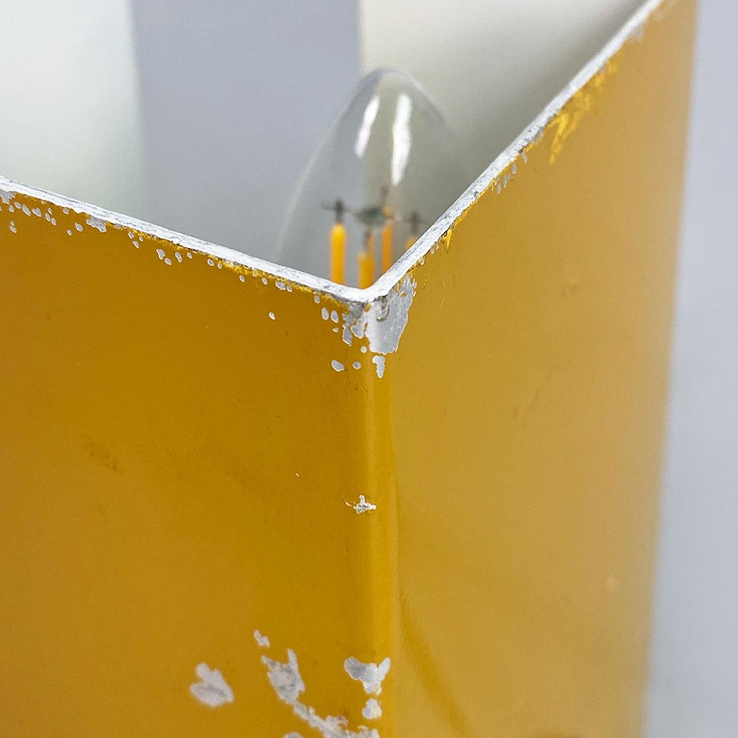 Lampada da tavolo moderna italiana in lamiera bianca e giallo senape, anni '70 1