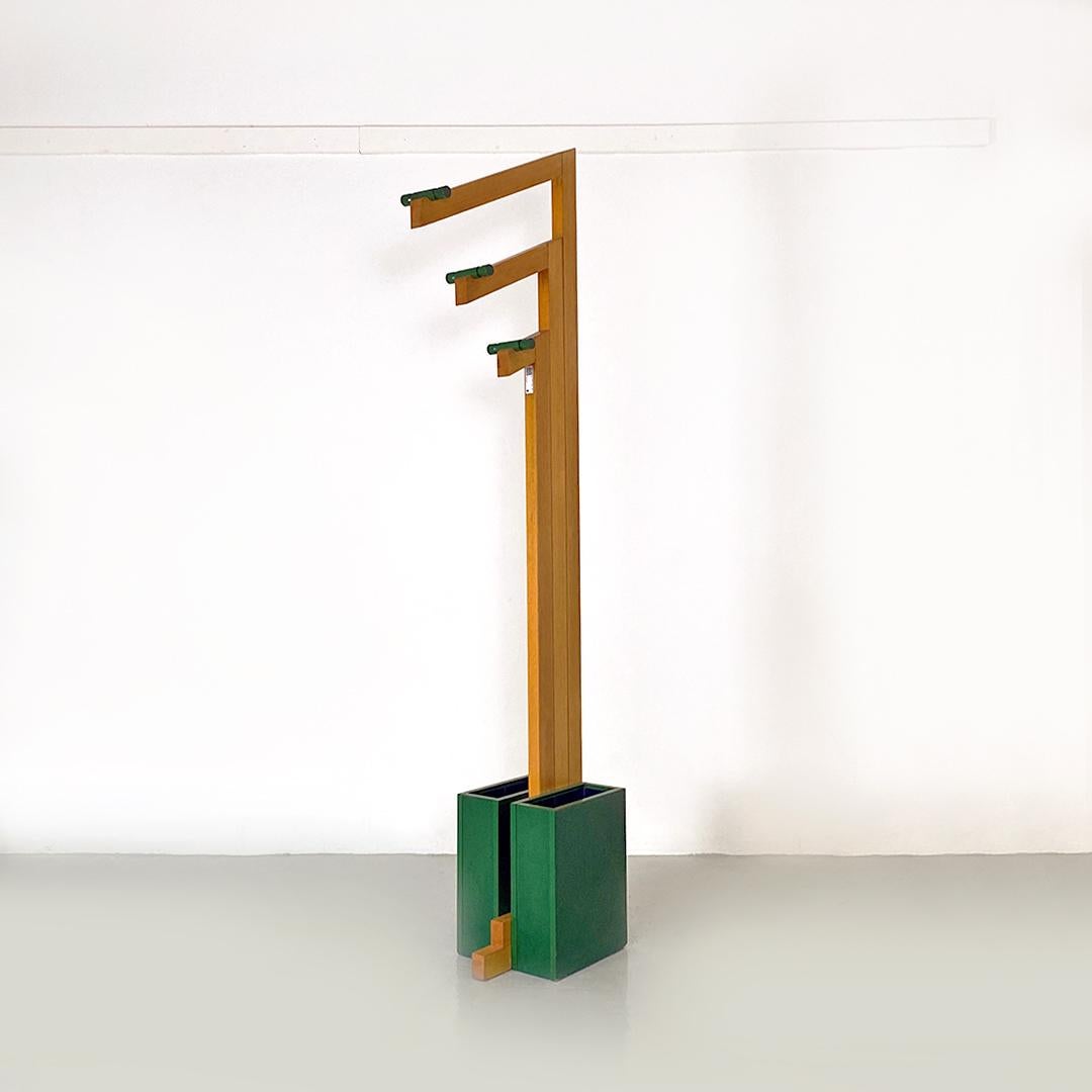 Italian post modern natural and green wood coat stand with umbrella container, 1980s.
Coat stand with umbrella stand with self-supporting structure, with double umbrella container on both sides.
Entirely in solid wood with a natural finish,
