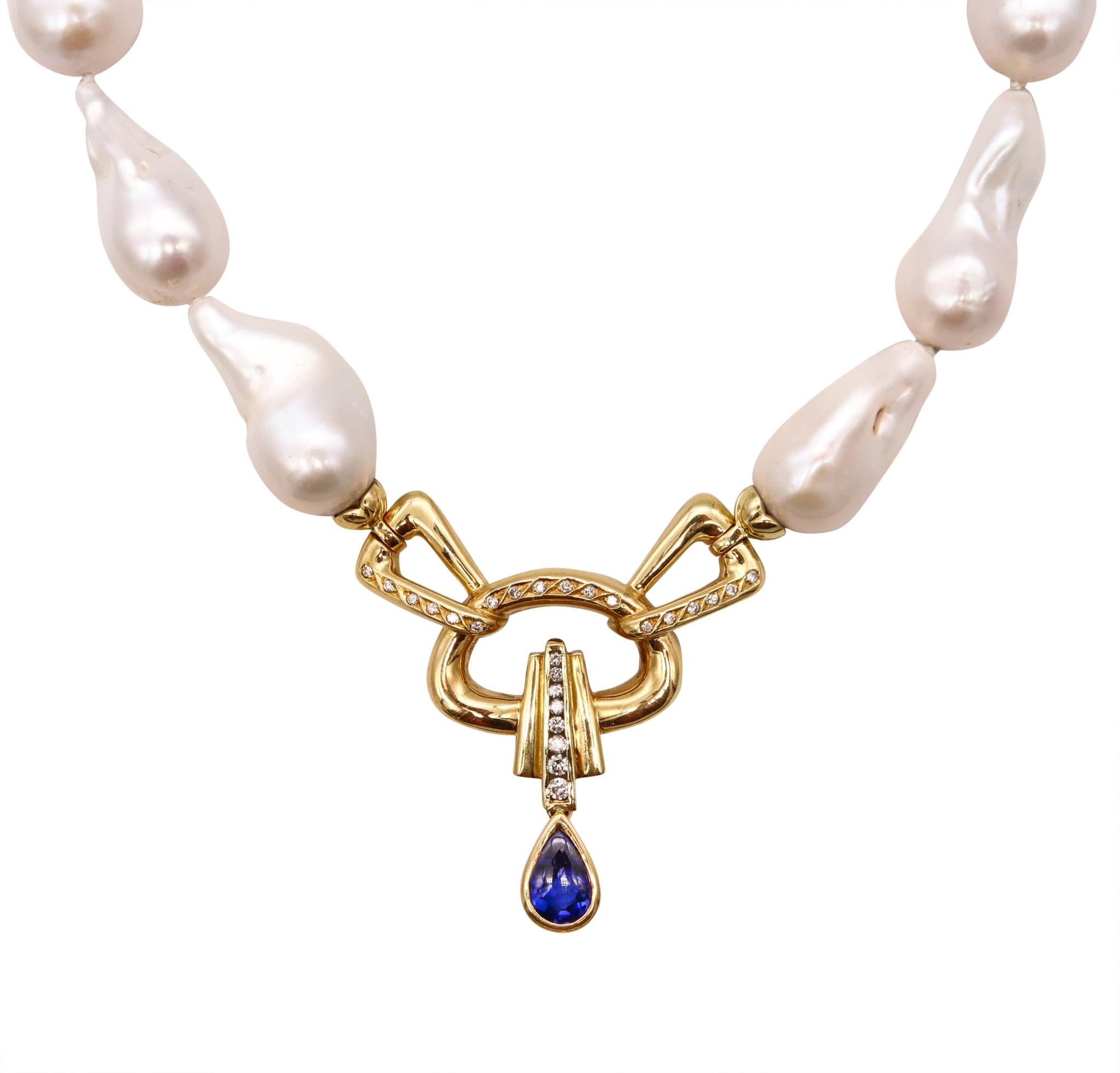 Italian Necklace with baroque pearls.

A nice contemporary modern necklace, made in Italy, with components crafted in solid yellow gold of 18 karats. It is composed by 18 baroque free-forms pearls of 14 mm by 30 mm and suited with an rounded fluted