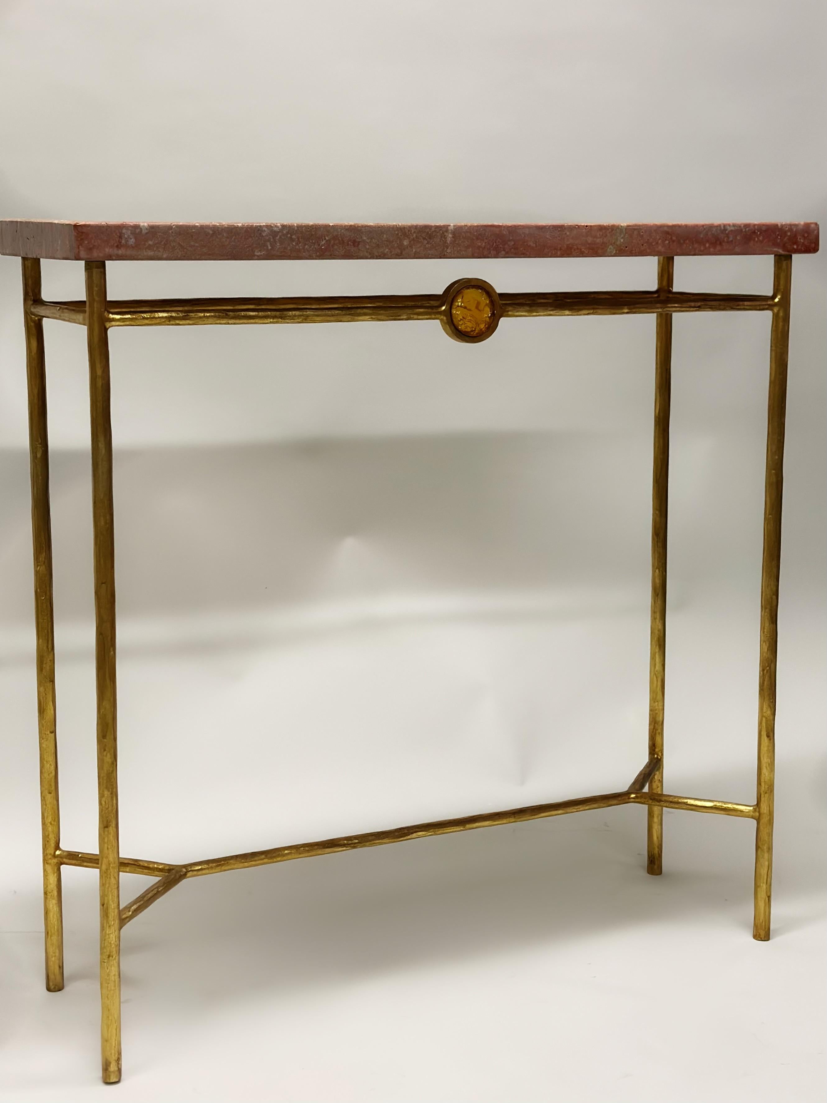 Martelé Consoles italiennes modernes néoclassiques en fer doré et cristal, Giovanni Banci & Hermes en vente