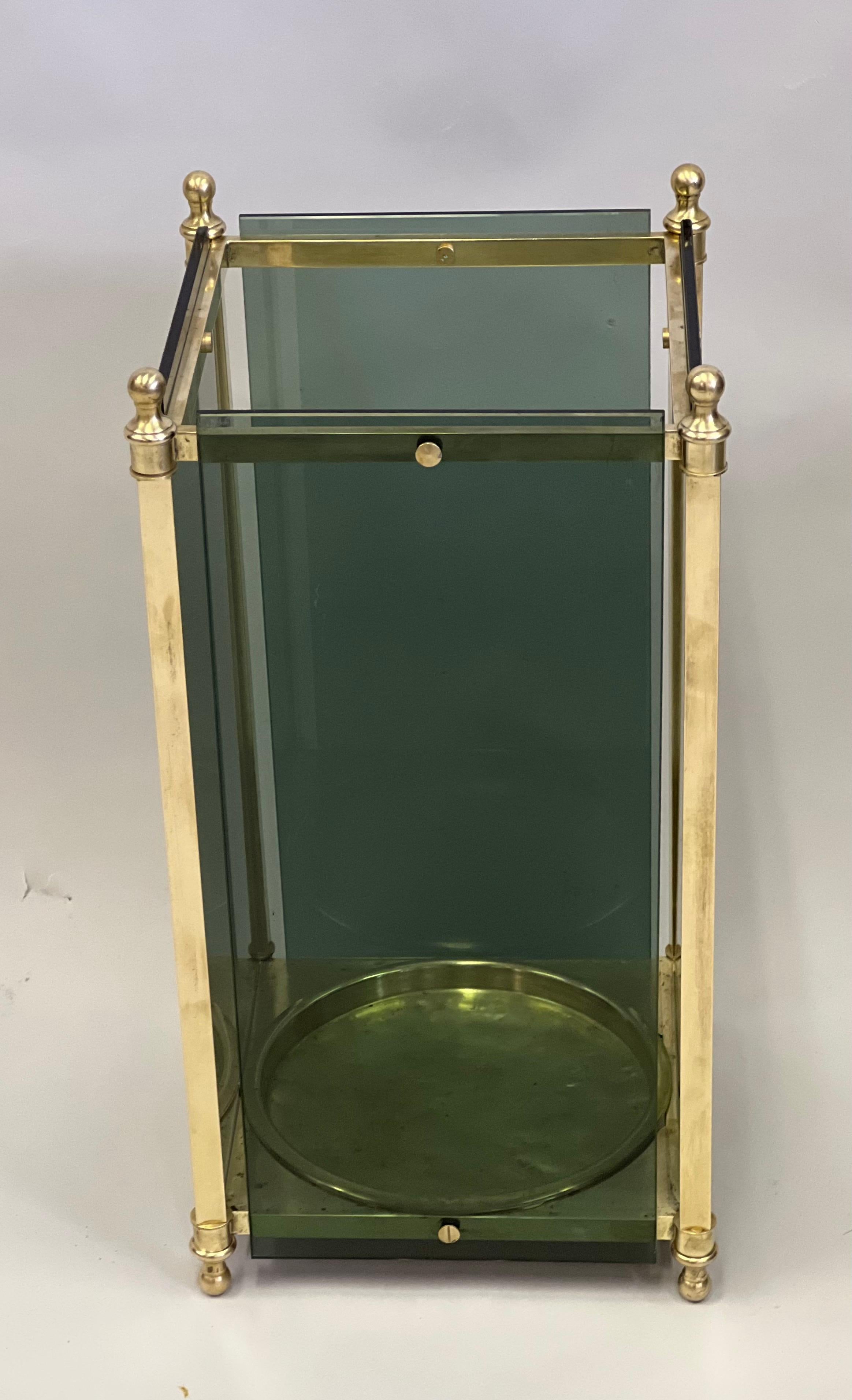 Italienischer moderner neoklassizistischer Schirmständer aus Messing und grünem Glas von Fontana Arte (20. Jahrhundert) im Angebot