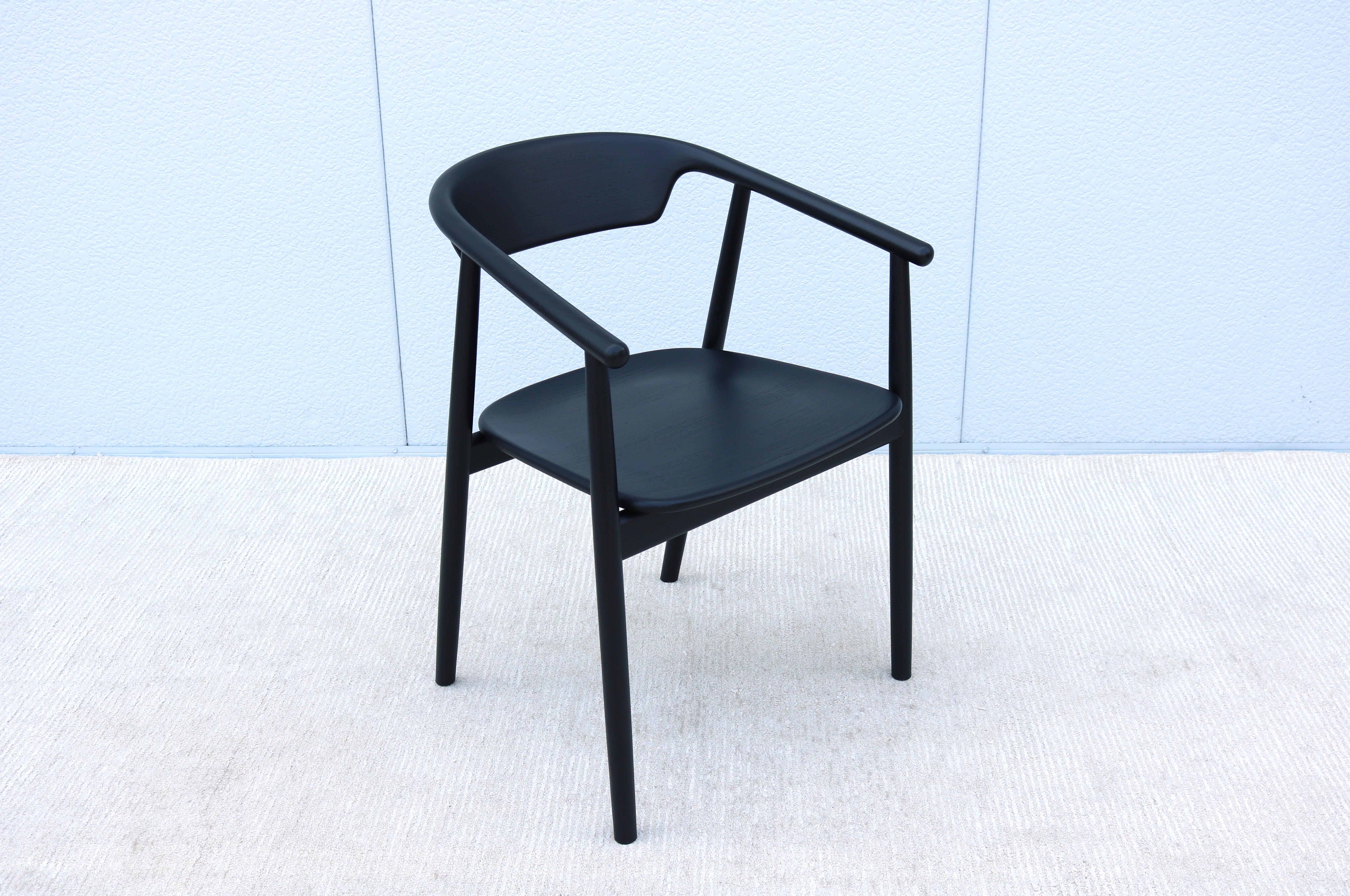 Favolosa poltrona da pranzo o da scrivania MC 21 Leva di Mattiazzi.
Leva si ispira all'efficienza della forma e alla matericità di un remo; progettata in modo ergonomico, i suoi bracci piegati a vapore, realizzati in un unico pezzo di legno
