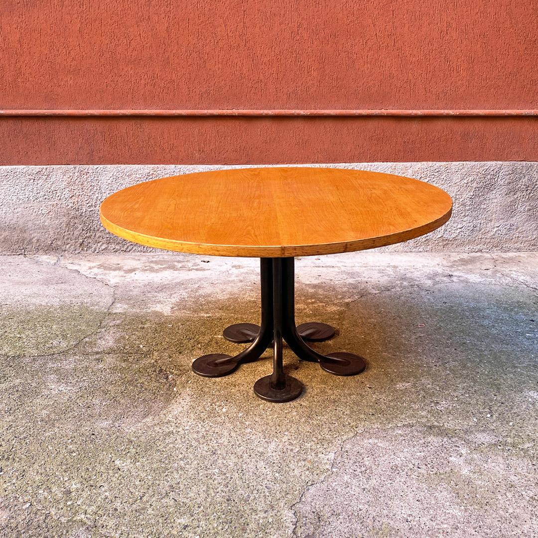 Italian modern solid oak and black metal round dining table by Tobia Scarpa for Unifor, 1980s
Dining table in solid oak 4 cm thick and large in diameter, with metal leg with five curved spokes, with a round end part.
Designed by Tobia Scarpa for