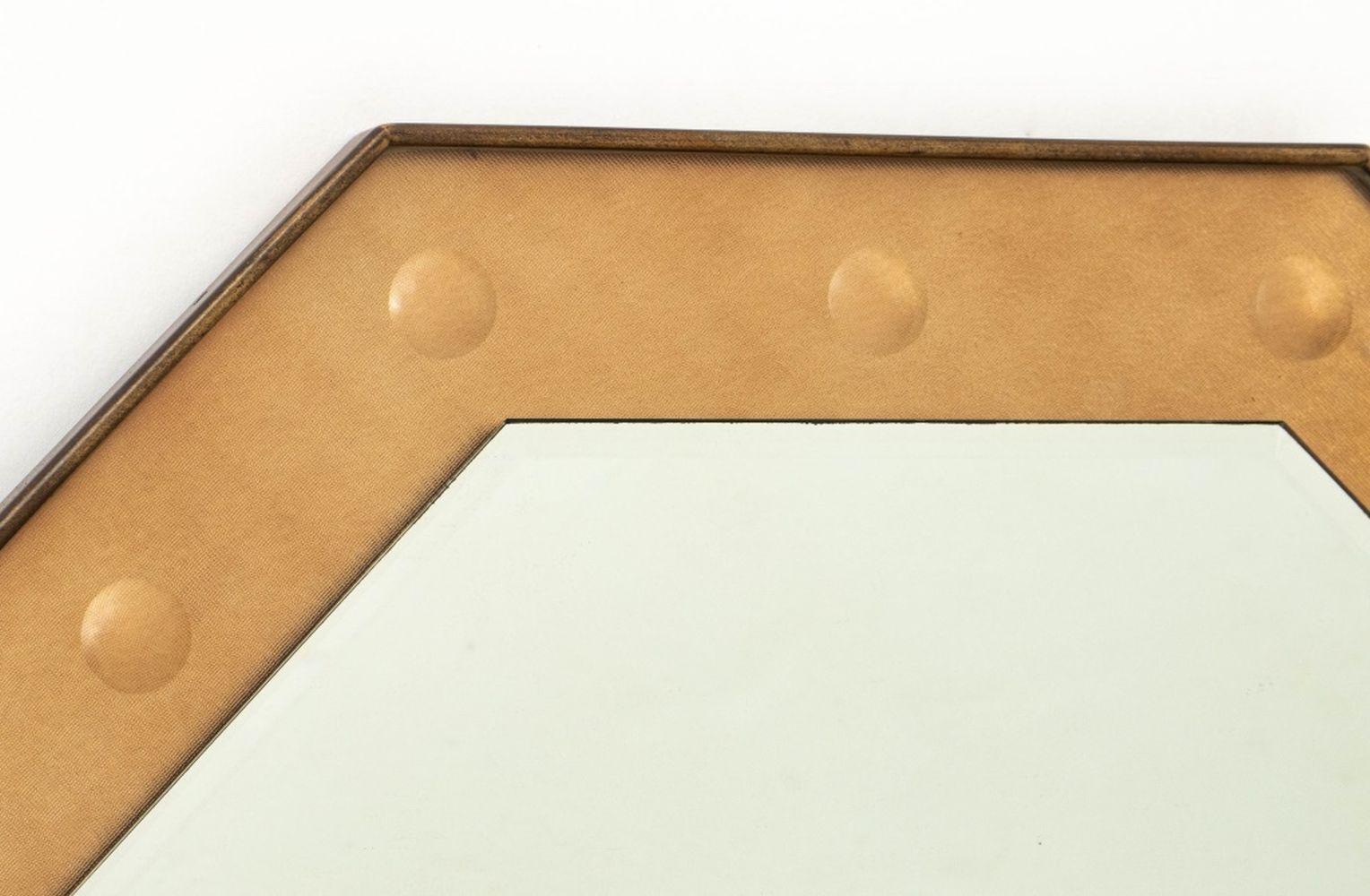 Miroir octogonal moderne italien en laiton, années 1950, avec bord biseauté.

28