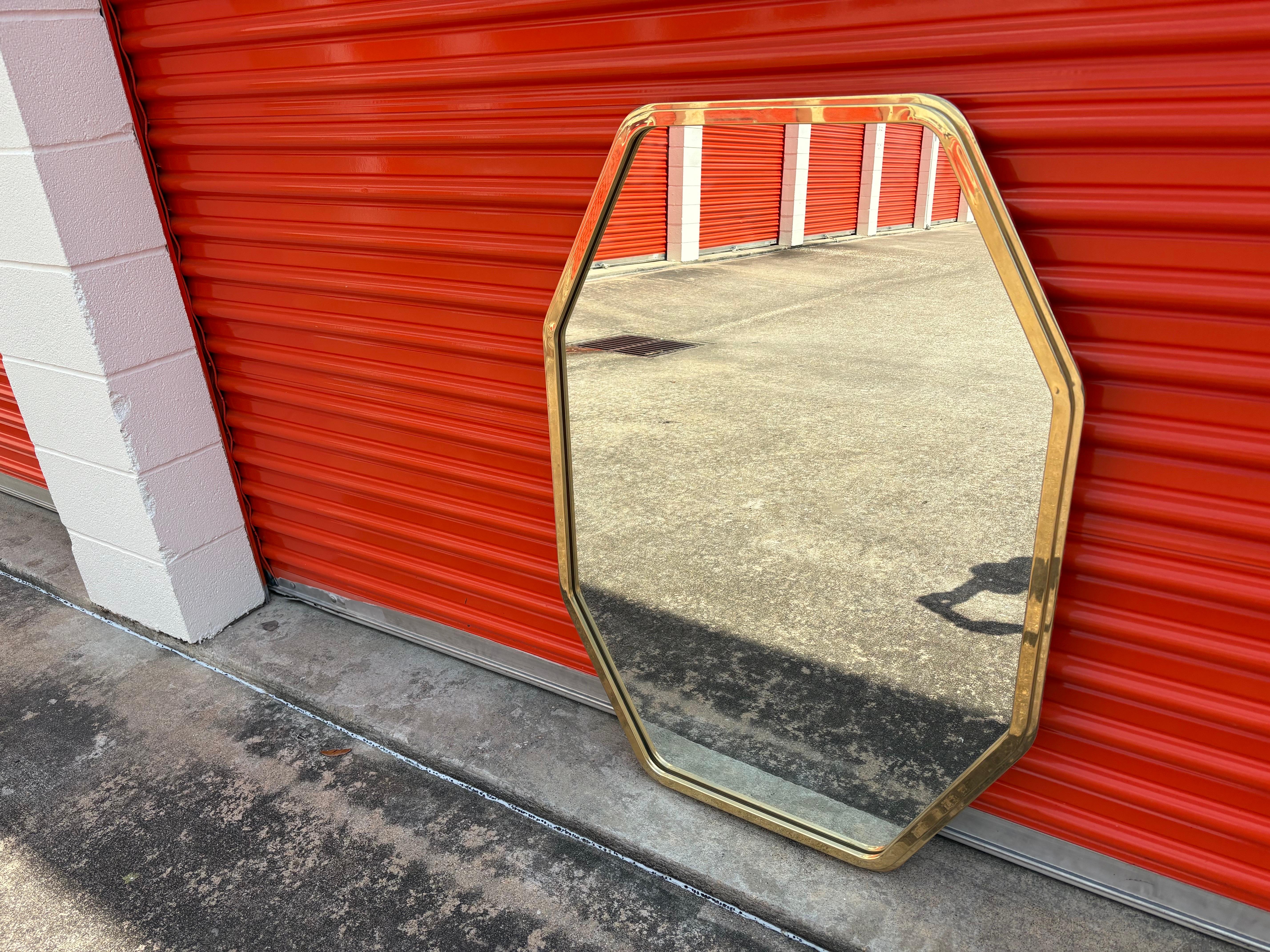 Mid-Century Modern Miroir octogonal moderne italien en laiton en vente