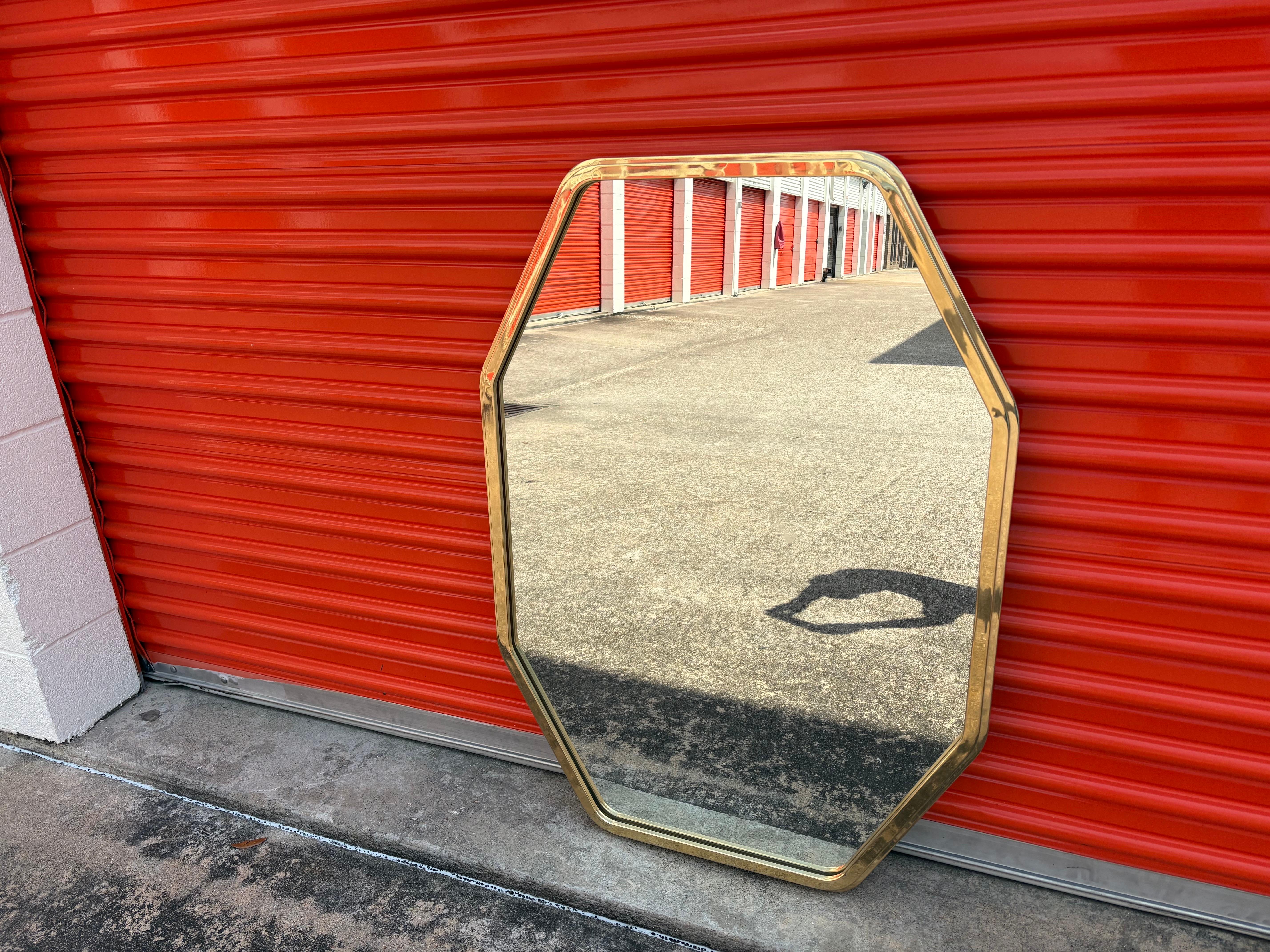 Miroir octogonal moderne italien en laiton Bon état - En vente à Houston, TX