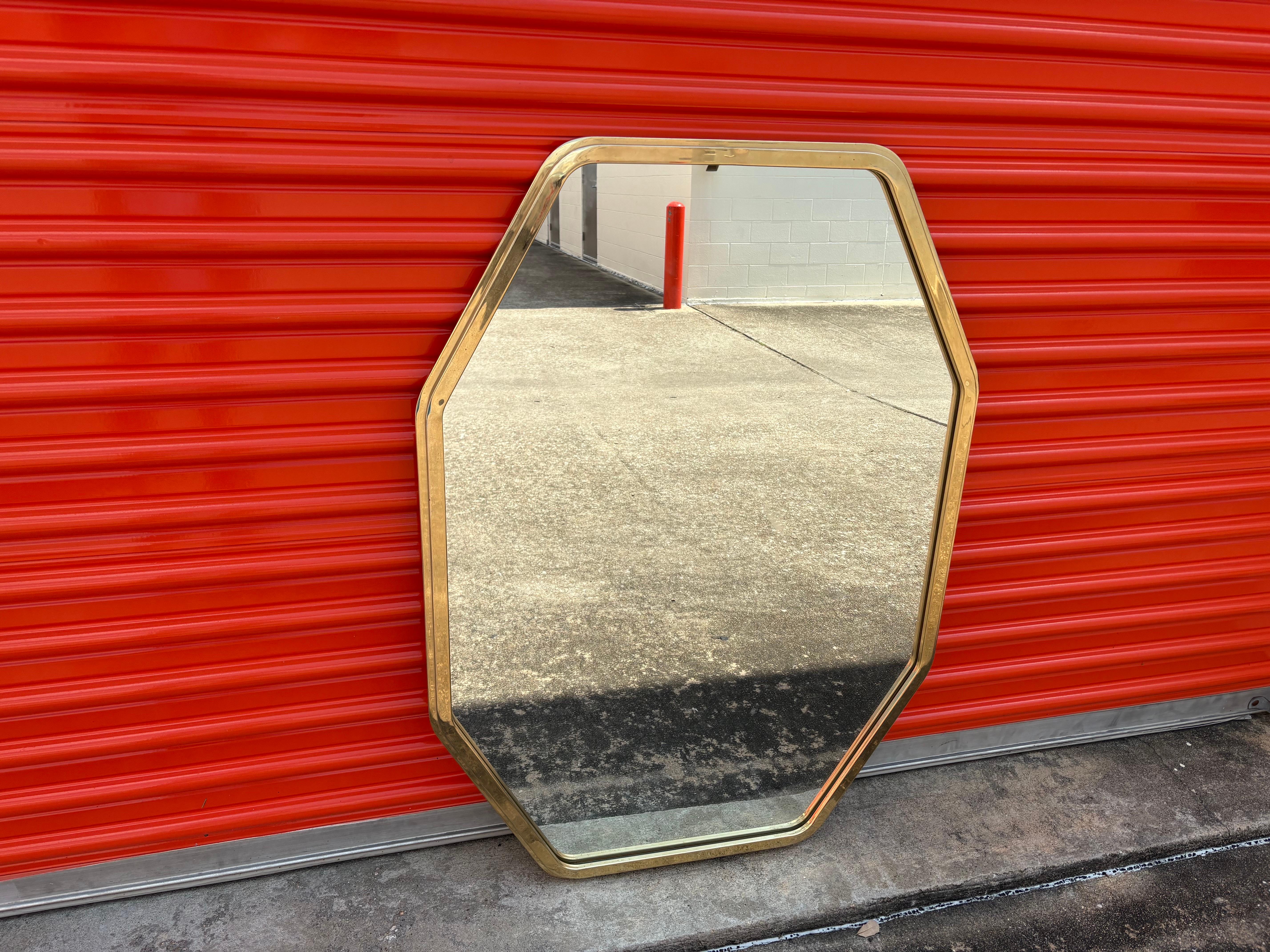 Miroir octogonal moderne italien en laiton en vente 1