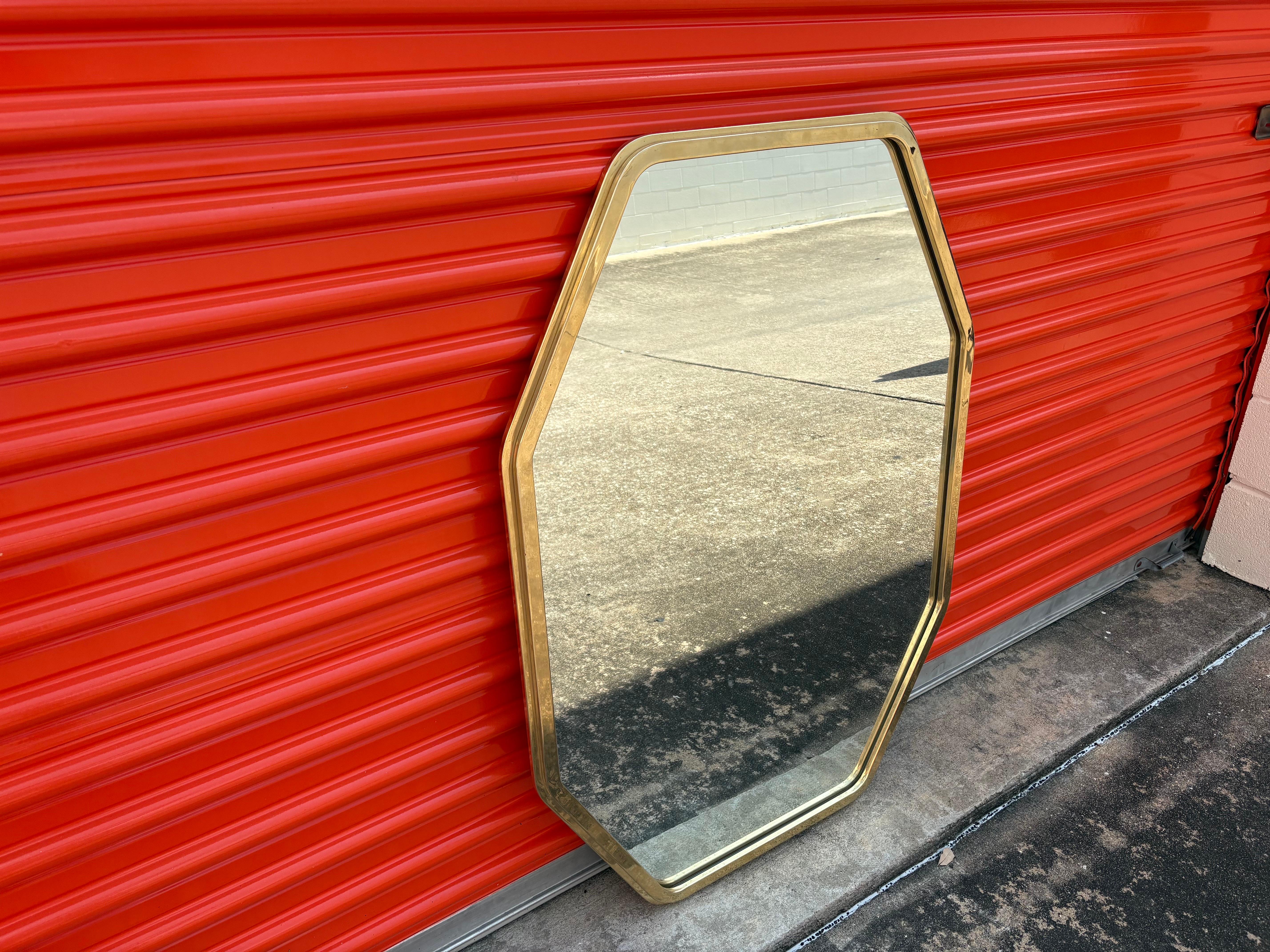 Miroir octogonal moderne italien en laiton en vente 2