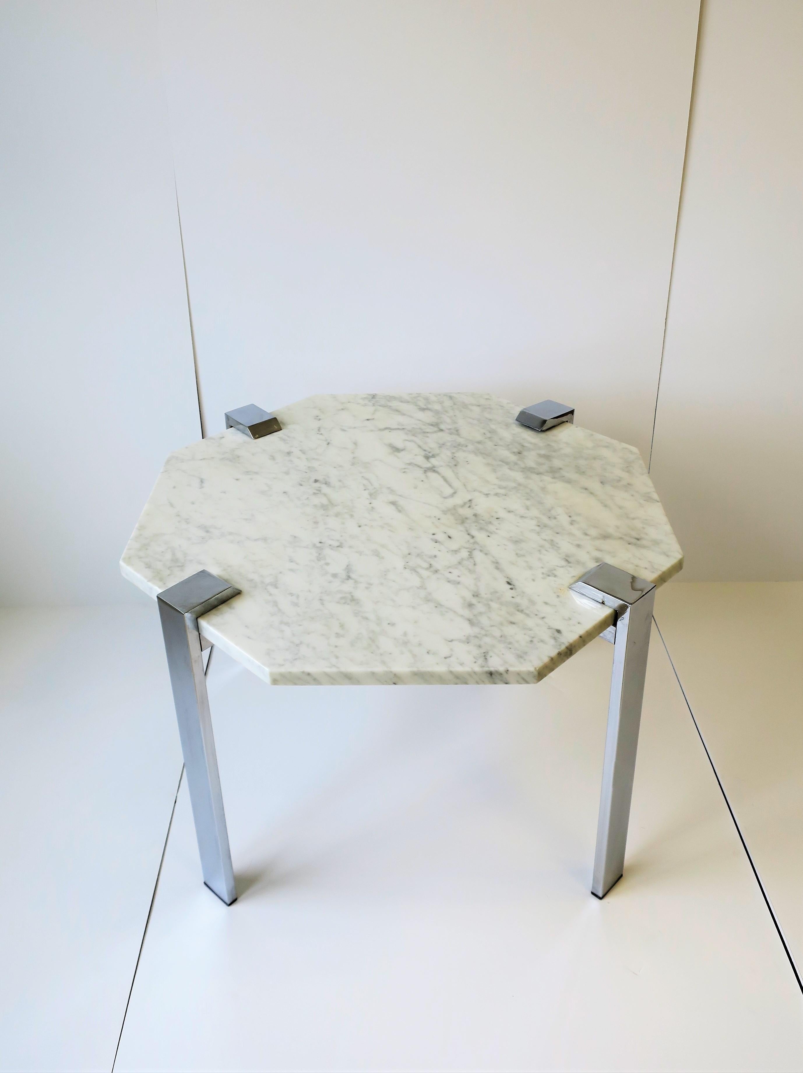 Achteckiger italienischer moderner Tisch aus weißem Carrara-Marmor und Chrom, 1970er Jahre  (Moderne) im Angebot