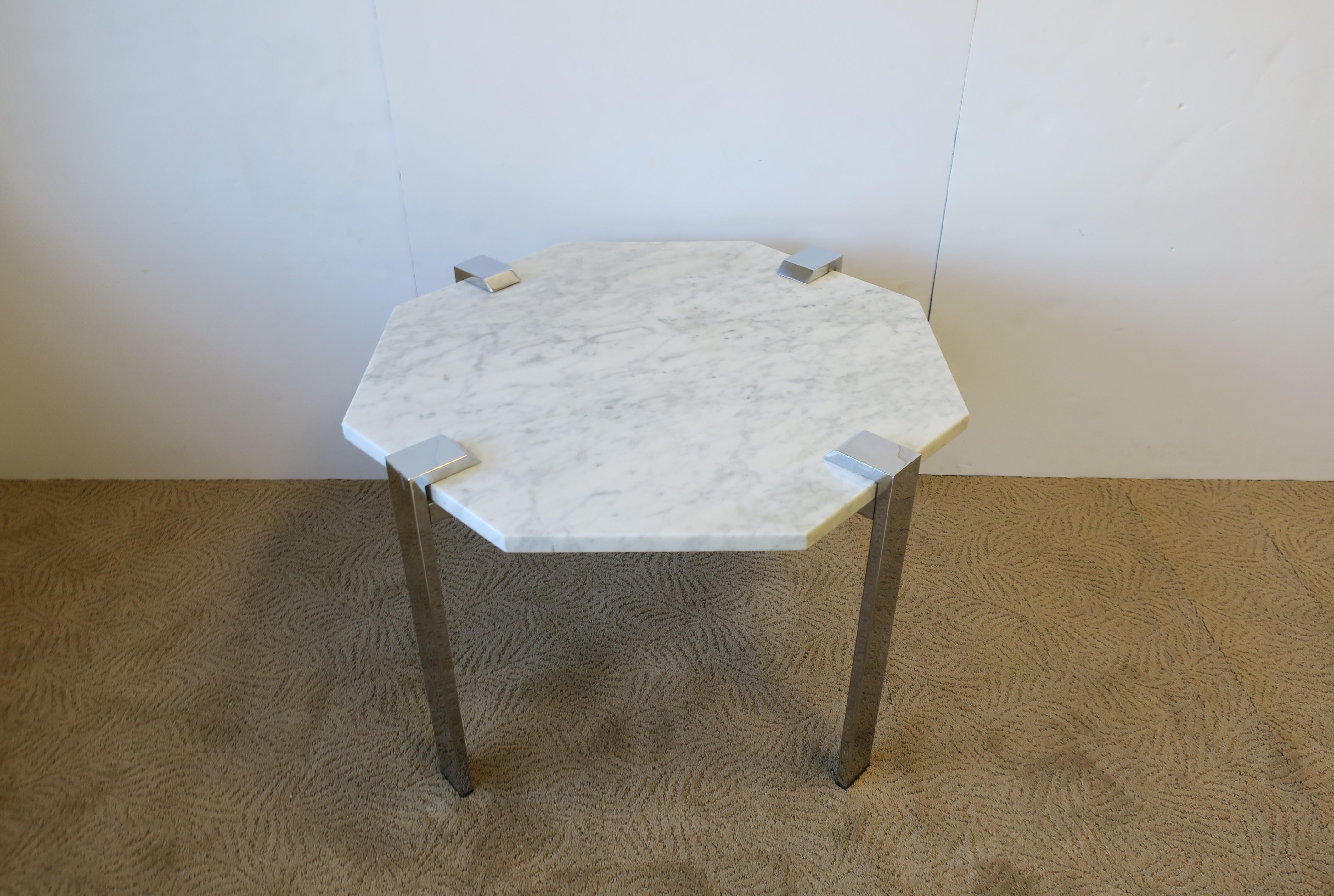 Achteckiger italienischer moderner Tisch aus weißem Carrara-Marmor und Chrom, 1970er Jahre  im Angebot 7