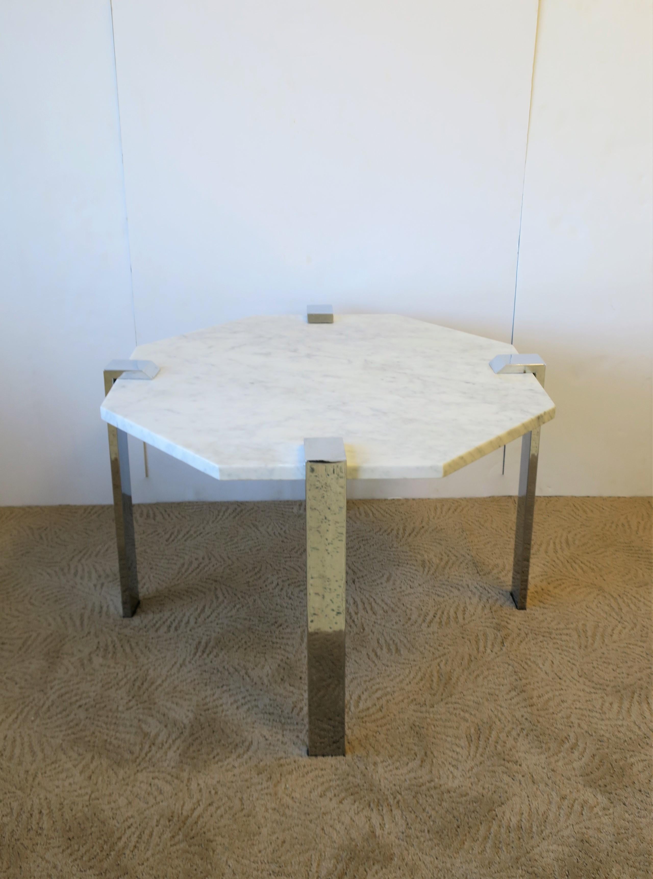 Achteckiger italienischer moderner Tisch aus weißem Carrara-Marmor und Chrom, 1970er Jahre  im Angebot 9