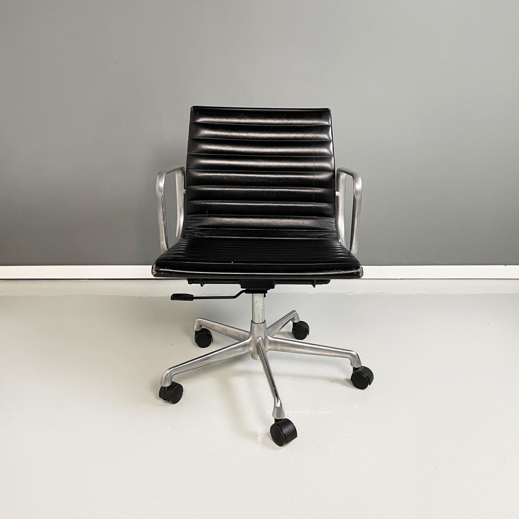 Chaises de bureau italiennes modernes mod. Groupe en aluminium Ea-117 de Charles et Ray Eames pour ICF, 1970
Ensemble de trois chaises de bureau mod. Ea-117Aluminium Groupe en cuir noir et aluminium. L'assise et le dossier sont recouverts de cuir