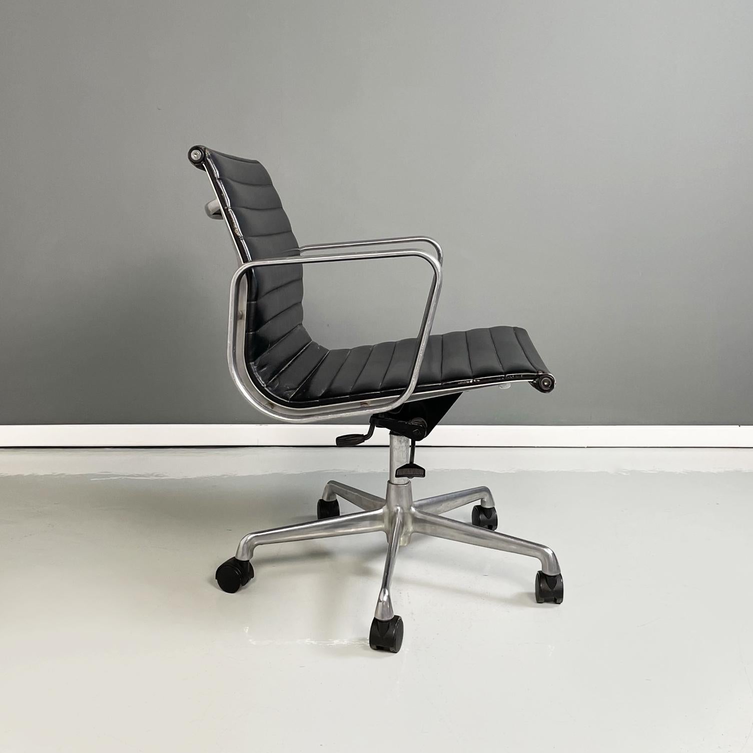 Italian Modern Office Chair Ea-117 Aluminum Group by Charles Ray Eames ICF, 1970 In Good Condition In MIlano, IT