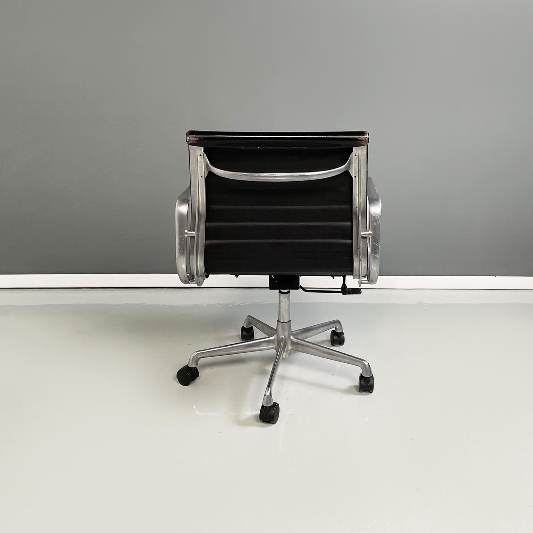 Fin du 20e siècle Chaise de bureau moderne italienne Ea-117 Aluminum Group par Charles Ray Eames ICF, 1970