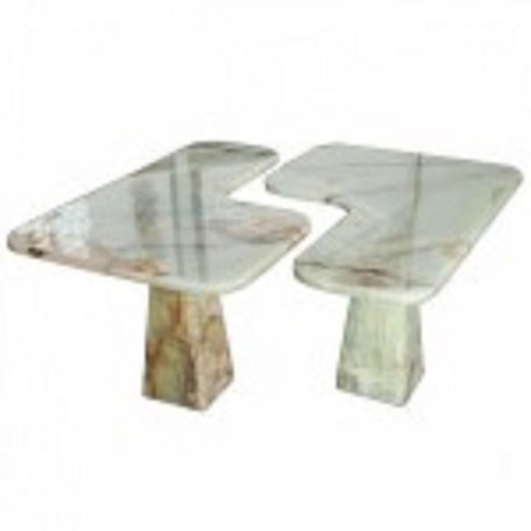 Mesa de centro italiana de ónice moderna de mediados de siglo / Pareja de consolas esquineras con tapa en forma de 