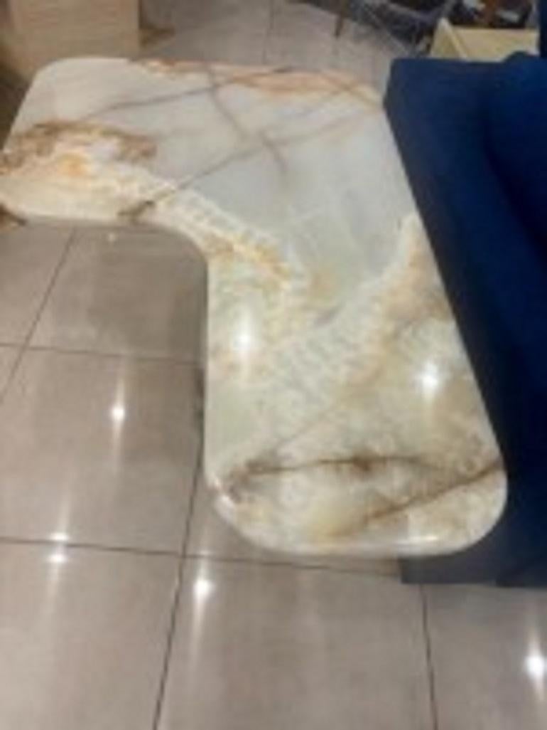 Mesa central/par de consolas esquineras italianas modernas de ónice, atribuidas a Borsani Italiano en venta