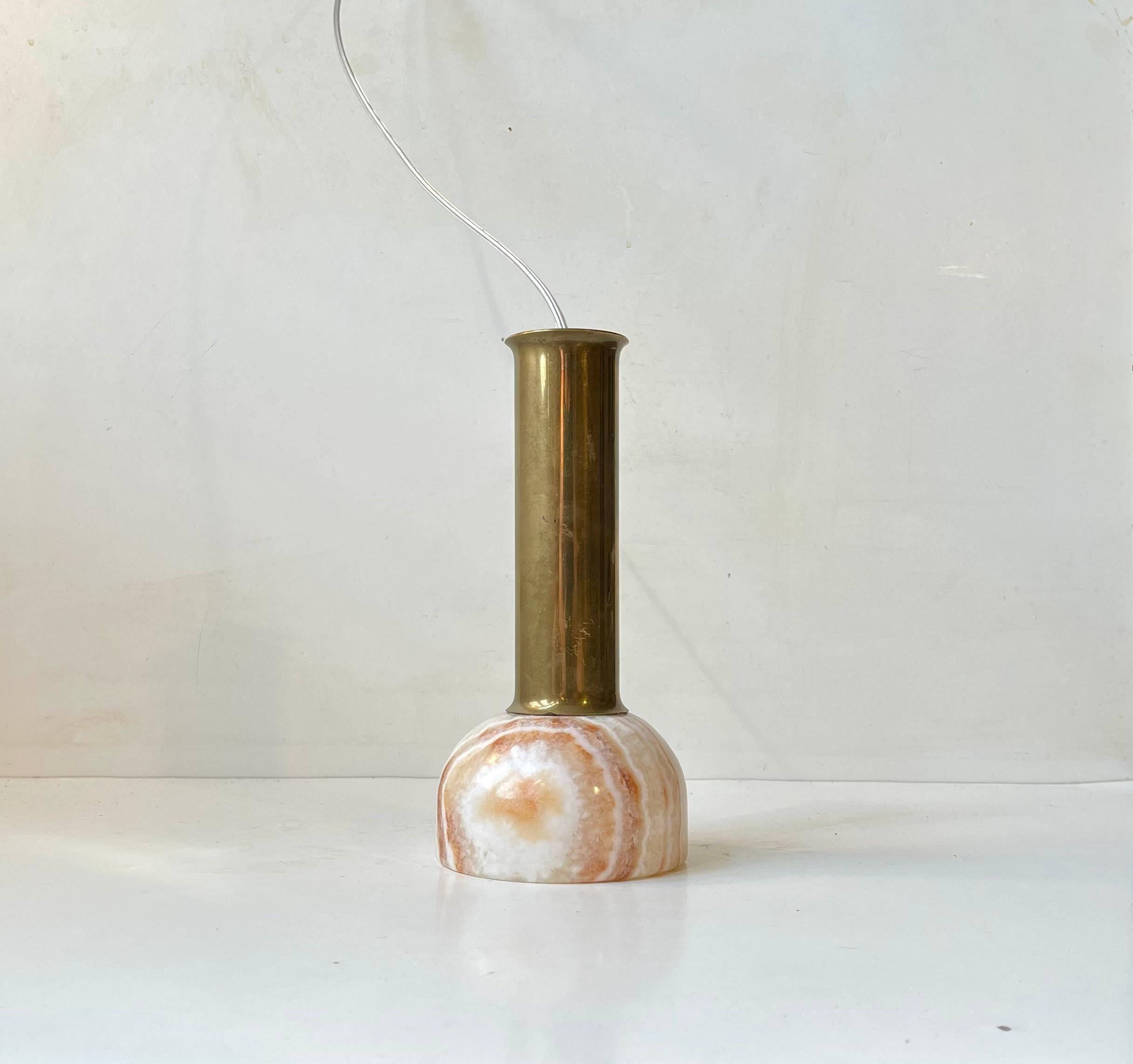 A small and possibly bespoke ceiling light composed of a engine-turned 'salmon' onyx marble shade an over-sized top in solid patinated brass. Art Deco revival in style. Unknown Italian maker/design circa 1960-80. Measurements: H: 23 cm, Diameter: 11