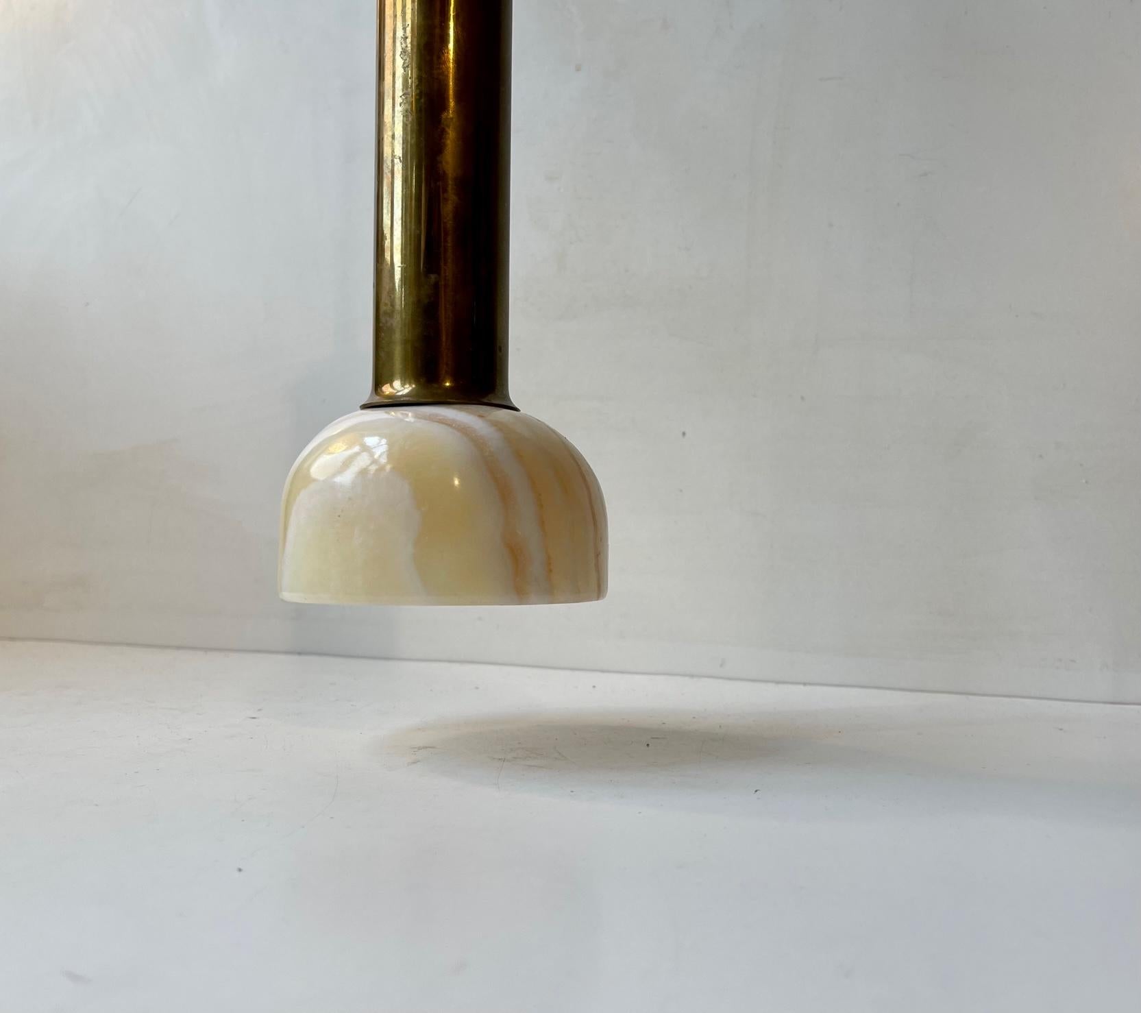 Pequeña lámpara colgante italiana moderna de mármol ónice y latón, años 70 Italiano en venta