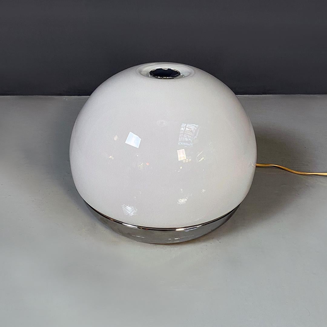 Italian modern opal glass and metal table lamp by Reggiani Illuminazione, 1970s In Good Condition For Sale In MIlano, IT