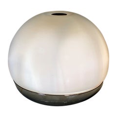 Lampada da tavolo moderna italiana in vetro opalino e metallo di Reggiani Illuminazione, anni '70