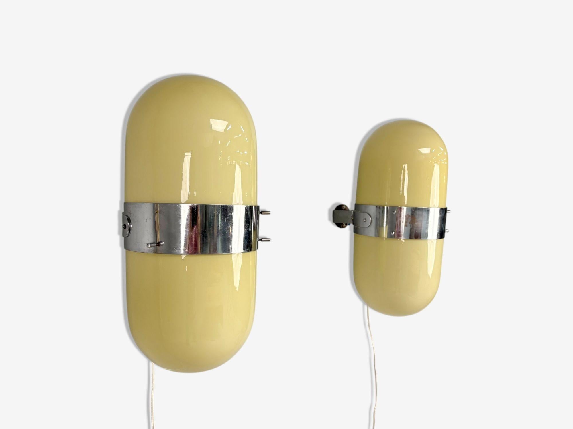 Sergio Mazza Stil, Italienische Mitte des Jahrhunderts Modern, Gelbes Opalglas, Chrom, Space Age Wandleuchten, Italien, 1970er

Zwei modernistische Wandleuchten in Kapselform aus gelbem Opalglas und Chrom, die Ähnlichkeiten mit einem Entwurf von