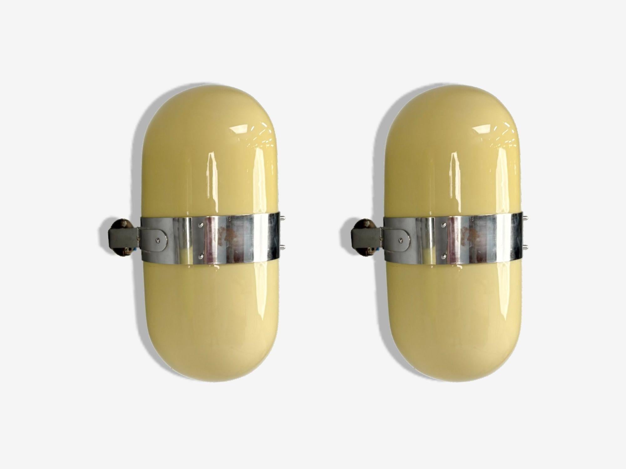 Italienische Moderne, Opalglas, Chrom, Space Age Wandleuchter, Italien, 1970er Jahre (Moderne der Mitte des Jahrhunderts) im Angebot