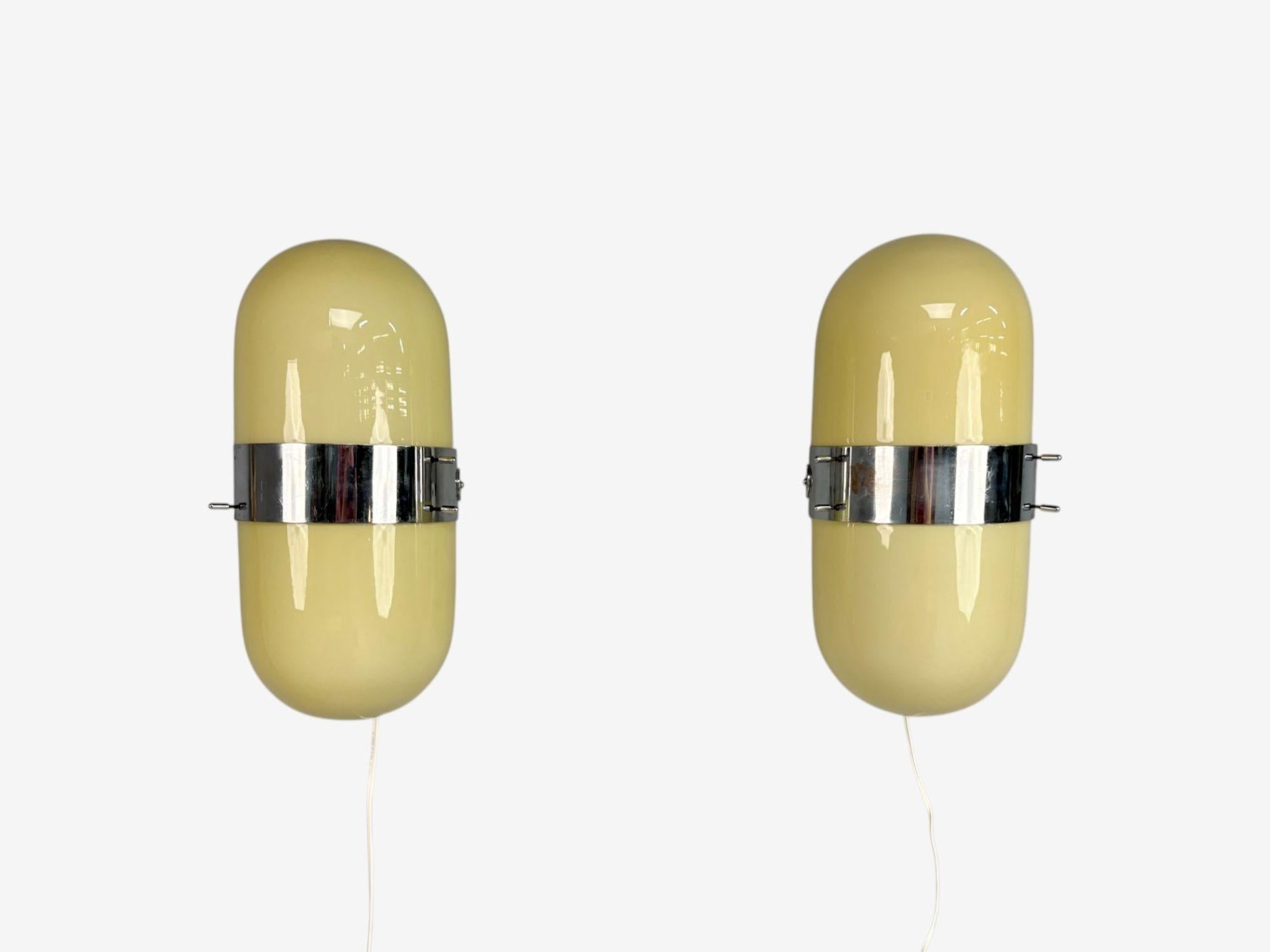 Italienische Moderne, Opalglas, Chrom, Space Age Wandleuchter, Italien, 1970er Jahre im Zustand „Gut“ im Angebot in Manhasset, NY
