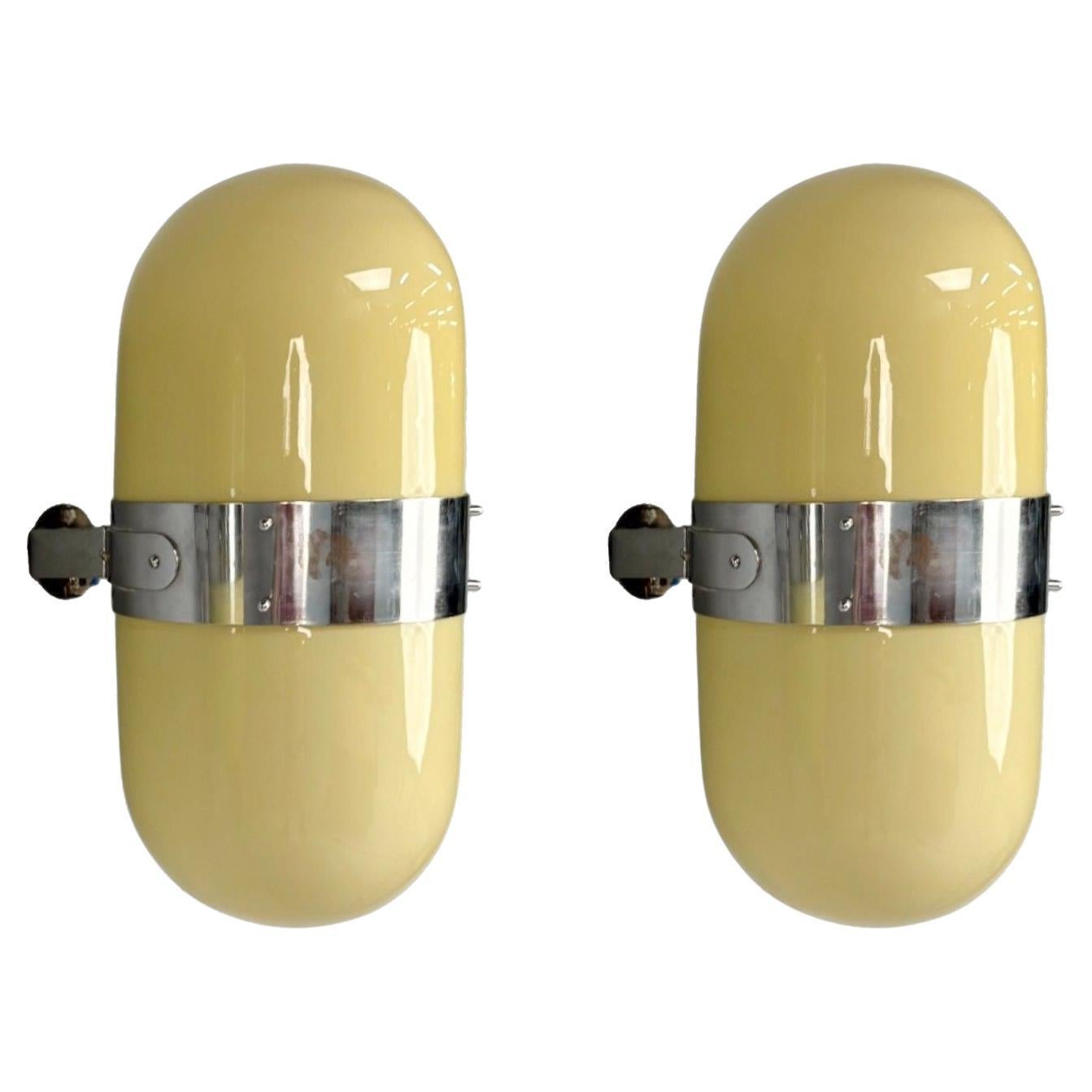 Italienische Moderne, Opalglas, Chrom, Space Age Wandleuchter, Italien, 1970er Jahre im Angebot